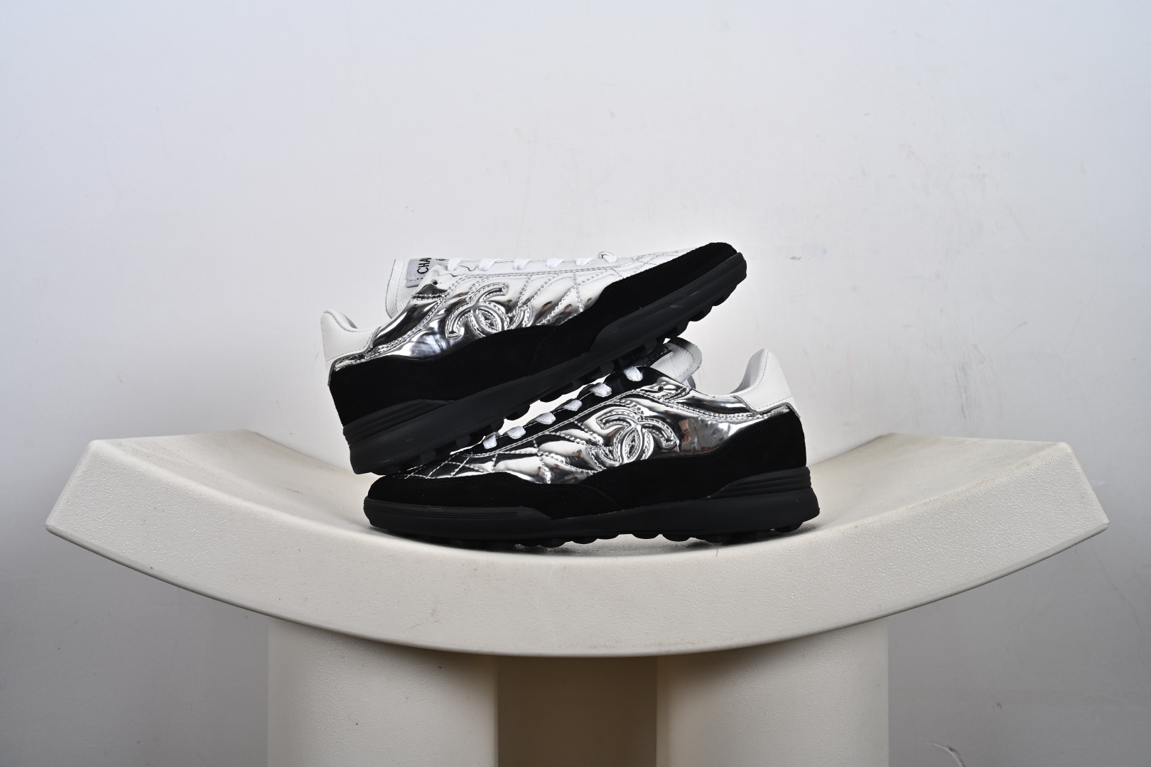 本地💰430终端供货
纯原 香奈儿 低帮 Chanel 最新菱格小球鞋 四季百搭 coco女孩必入 隐藏款网球鞋 秀气高级好看 非常舒适 采用原版定制胎羊皮 牛反绒 原版进口透气绒布鞋面 小羊皮内里 原版开模碎钉钉橡胶 原厂TPU组合大底
货号:G40178 Y56625 94305
Size:35-40-M1-G8