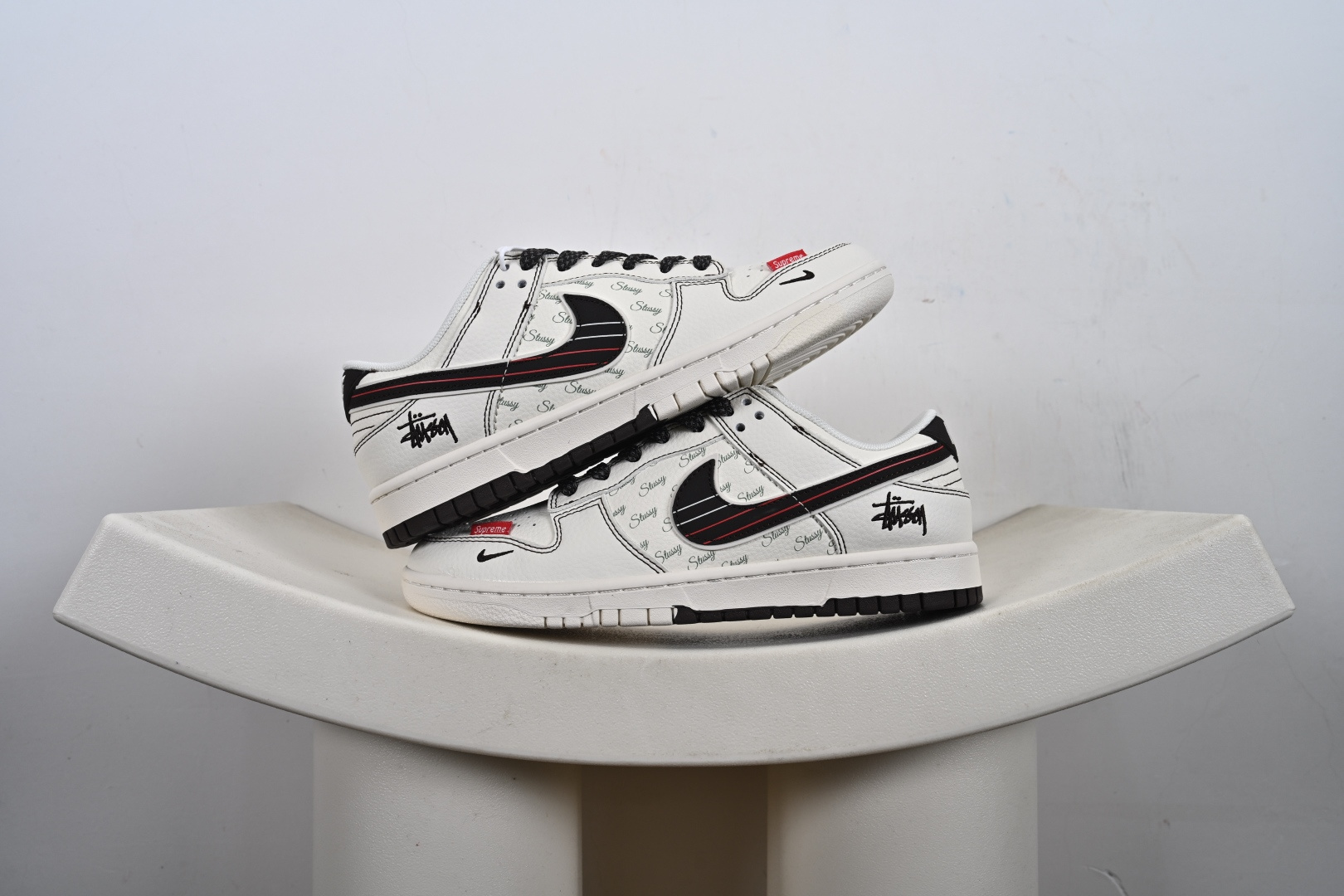 支持放店 海外爆款限量发售!Nike SB Dunk Low “Supreme联名 斯图西联名——双拼米黑红线” 高端定制 低帮休闲板鞋 定制鞋盒 大厂纯原品质出货 超高清洁度 皮料切割干净无任何毛边 细节完美 货号:XS6089-536 T2-E5