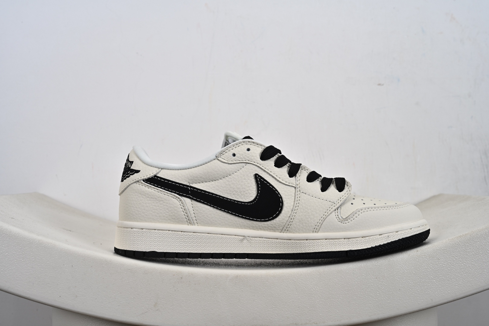 260 Nike Jordan Air Jordan 1 飞人米黑勾 DD7866-105