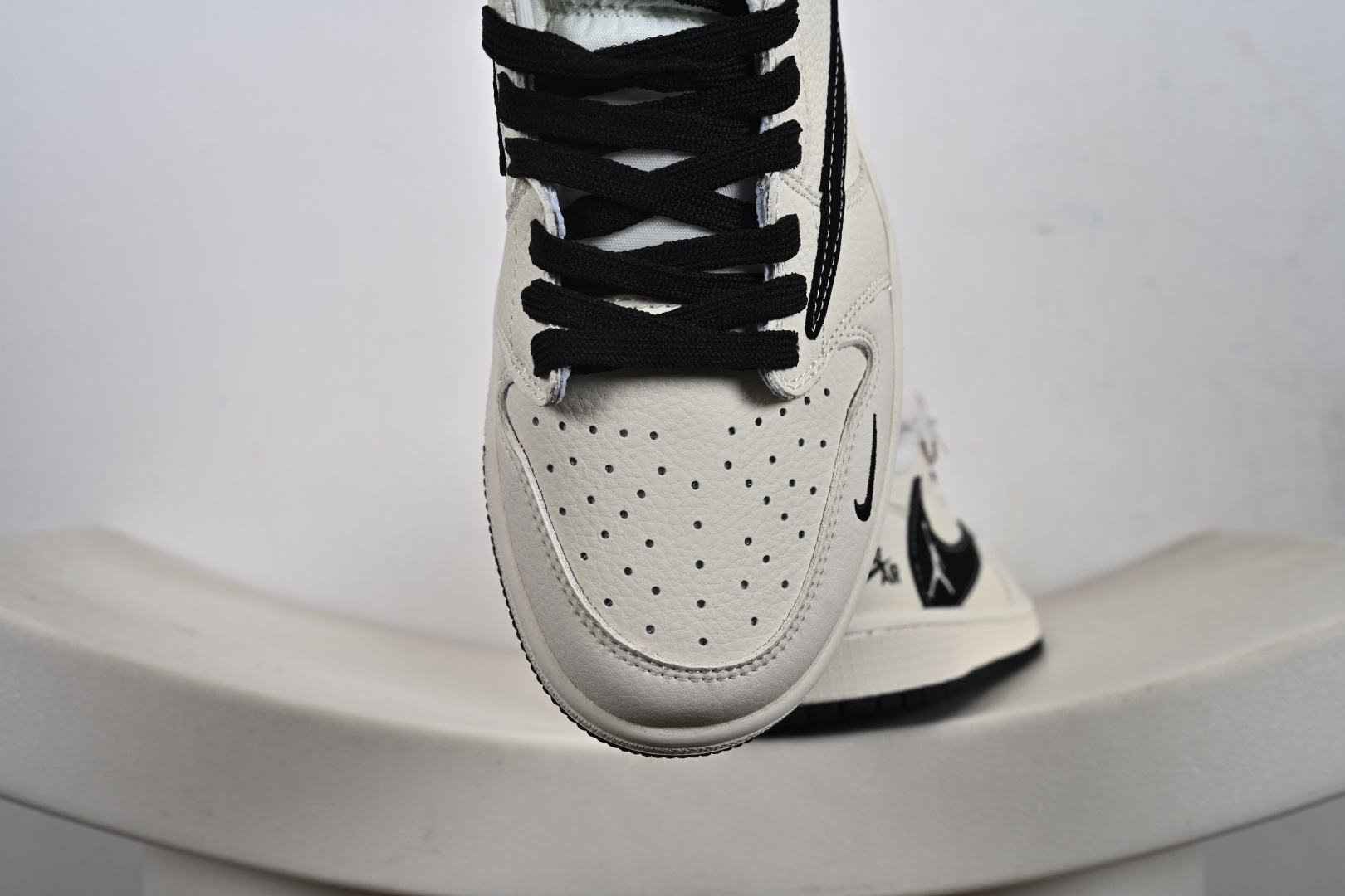 260 Nike Jordan Air Jordan 1 飞人米黑勾 DD7866-105