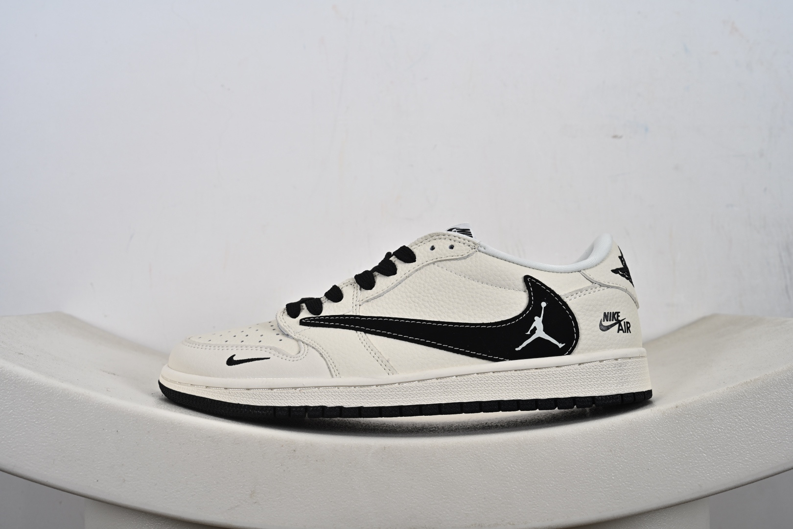260 Nike Jordan Air Jordan 1 飞人米黑勾 DD7866-105