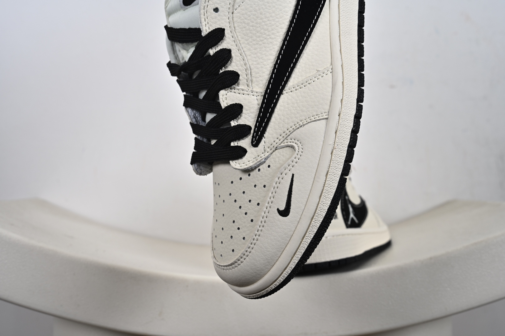 260 Nike Jordan Air Jordan 1 飞人米黑勾 DD7866-105