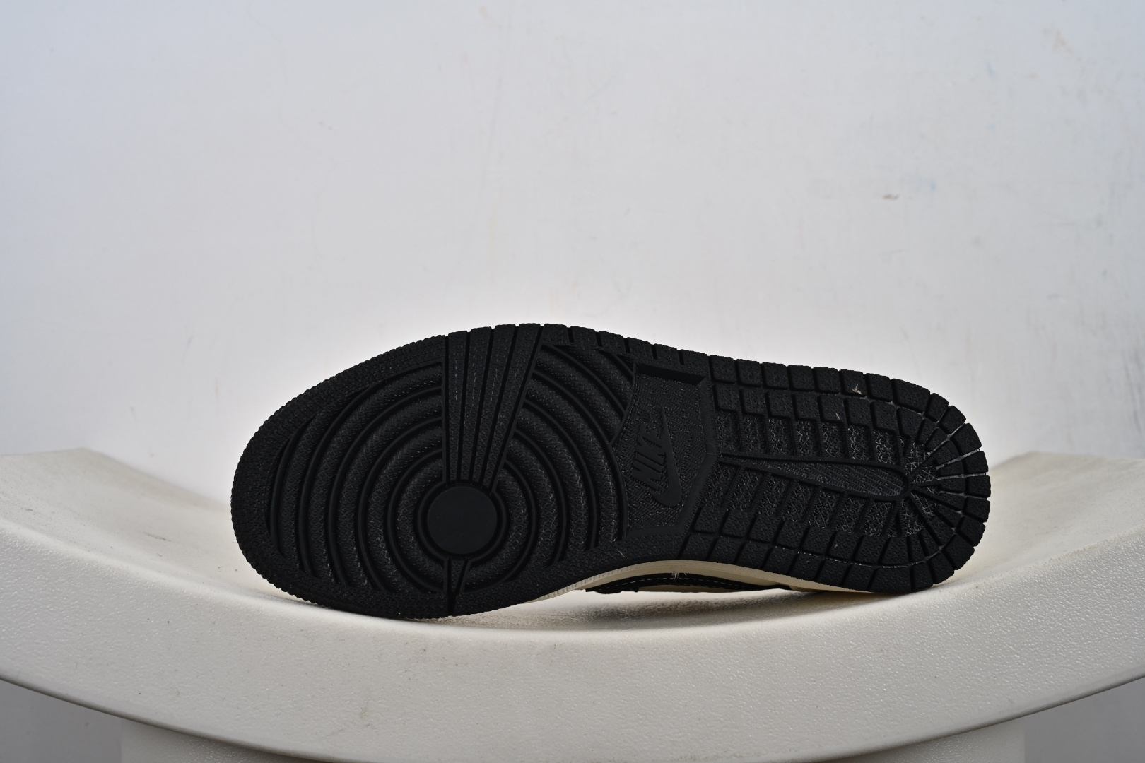 260 Nike Jordan Air Jordan 1 飞人米黑勾 DD7866-105