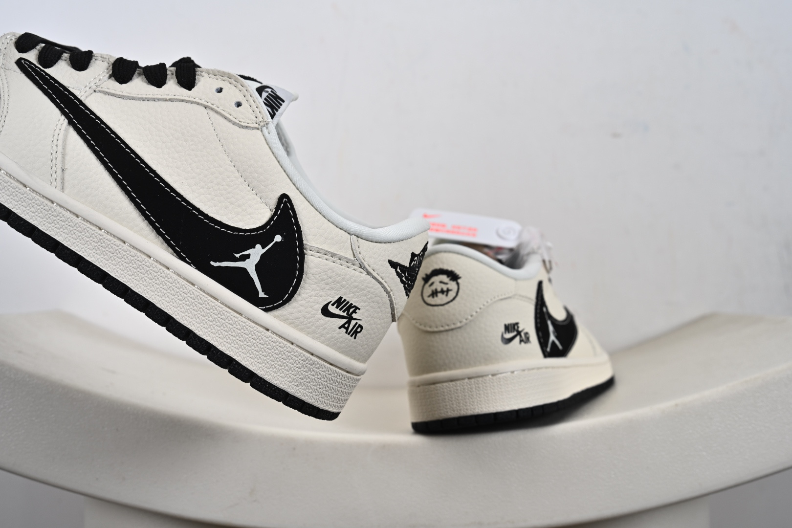 260 Nike Jordan Air Jordan 1 飞人米黑勾 DD7866-105