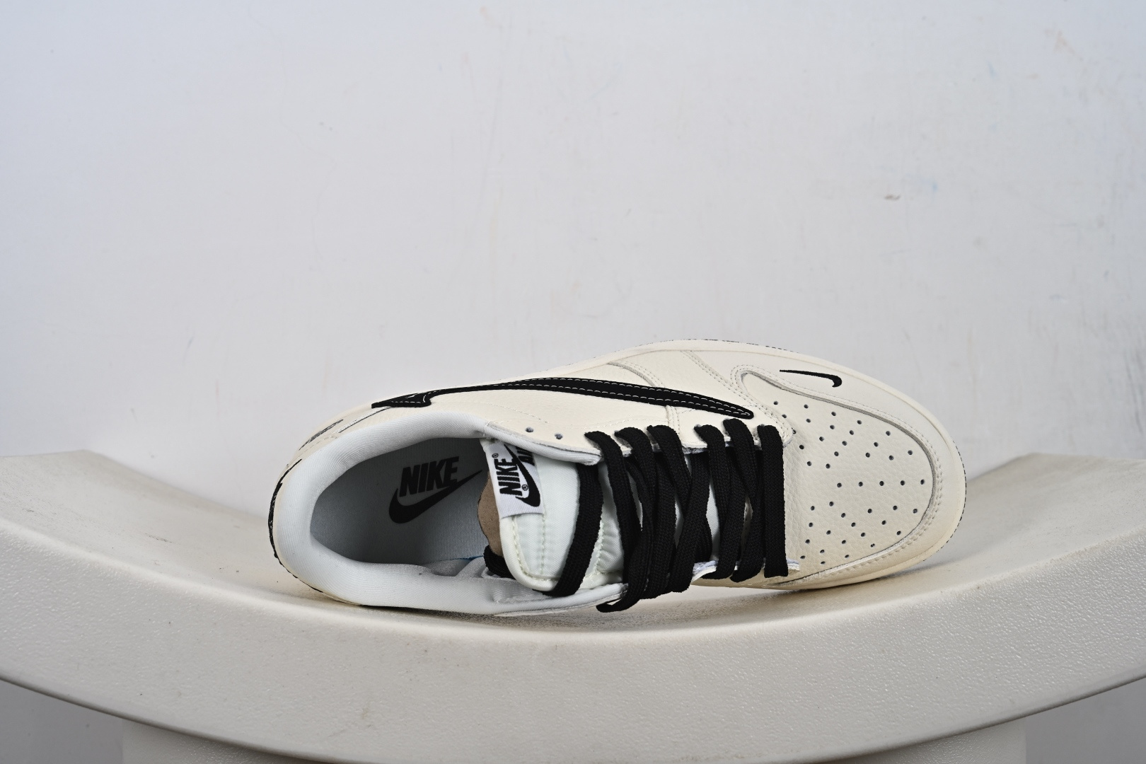 260 Nike Jordan Air Jordan 1 飞人米黑勾 DD7866-105