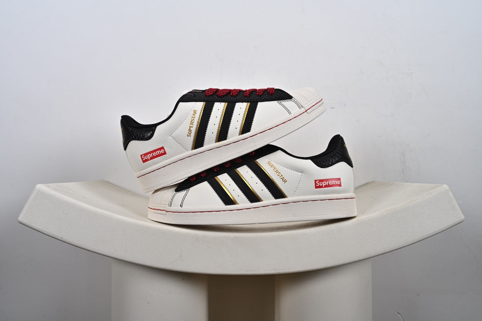 福利特价💰140支持放店‼️‼️‼️
AD Originals Superstar x Louis Vuitton 采用全新头层拼接皮革材质后跟采用特色3D立体印字 渠道正品订单 诠释市场最高工艺水平全鞋进口头层皮料打造区别市面普通真标版本，进出专柜无压力 
货号：BZ2525、BZ2524、
Size：36-45-Q2-E1