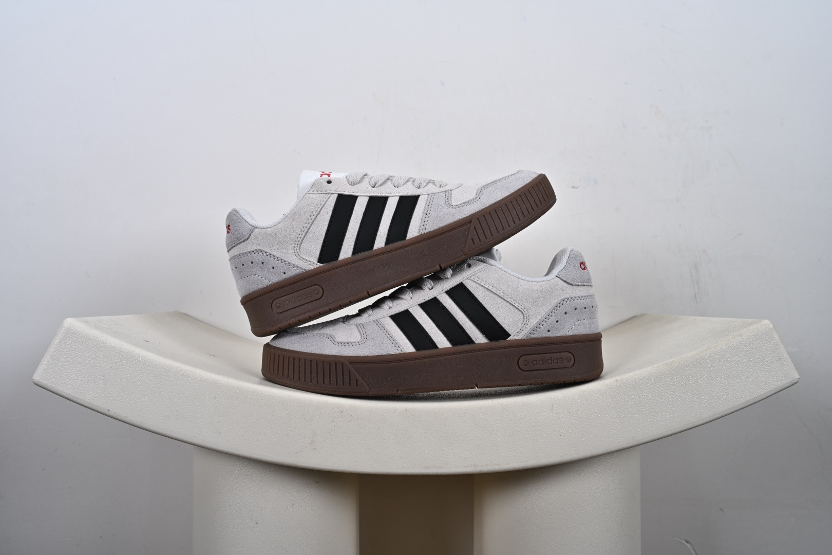 本地💰135支持放店 Adidas「小锯齿」D-PAD CLASSIC休闲美高风篮球板鞋男女阿迪达斯 D-PAD 运动休闲鞋 柔软合成革面料易打理，舒适质感简约潮搭，美观有型。圆弧舒适鞋头，宽敞不挤脚，行走无压力，舒适一整天。舒适后跟，稳固后跟贴合脚部。柔软内里，柔软贴合不磨脚。標準剪裁，鞋帶設計，皮革鞋身，橡膠鞋頭，編物襯裡，橡膠外底！ 货号：JR8324、 尺码：36-45-Z5-E0X