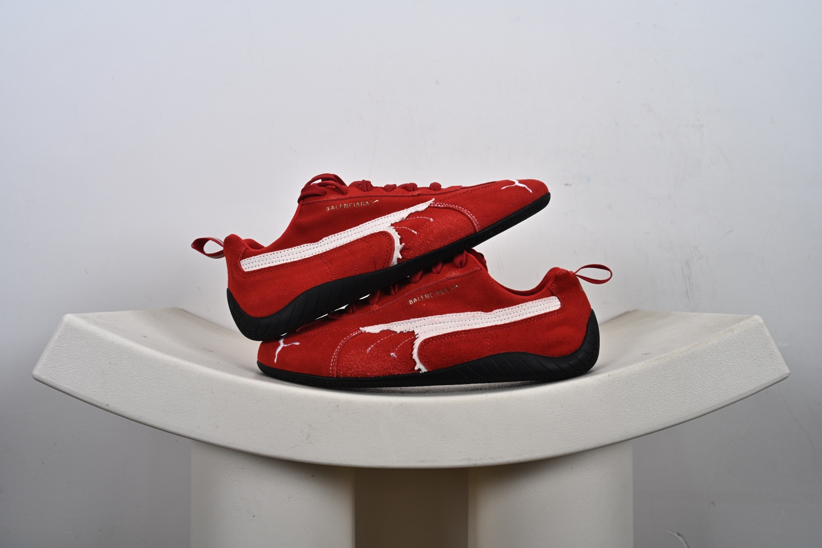 支持放店 PUMA x Balenciaga巴黎世家 Speedcat 系列 薄底鞋 牛皮绒面革 圆头做旧磨损 低帮 生活休闲鞋 极速赛车系列 复古运动休闲跑鞋 充正版本 鞋面设计轻量透气 提供了舒适性和穿着感受 柔软内里材质 穿着更加舒适 橡胶鞋底提供持久的牵引力 货号:406519-02、03、 X7-E3