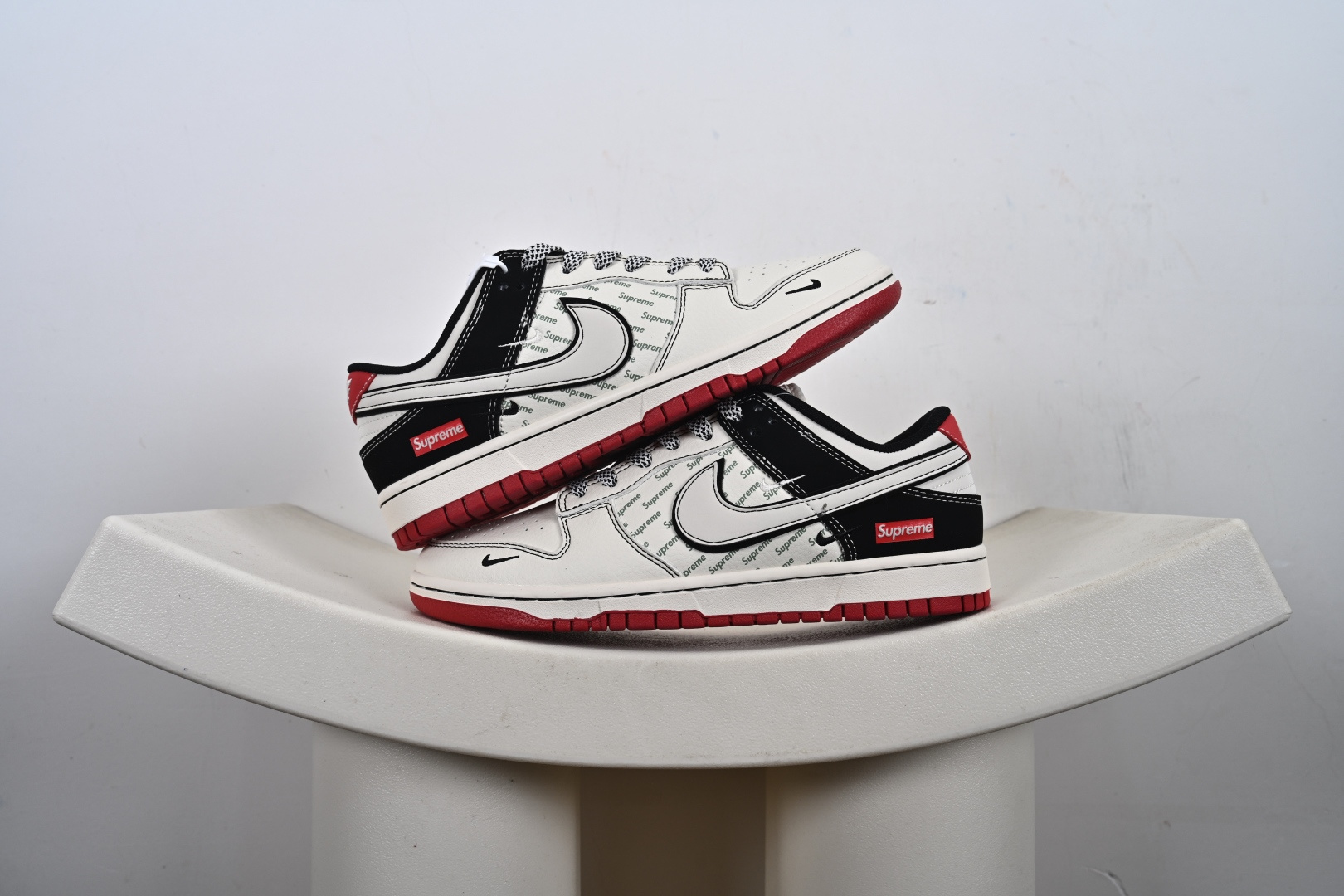 支持放店 海外爆款限量发售!Nike SB Dunk Low “Supreme联名——米黑红三勾” 高端定制 低帮休闲板鞋 定制鞋盒 大厂纯原品质出货 超高清洁度 皮料切割干净无任何毛边 细节完美 货号:XS6089-504 T2-E5