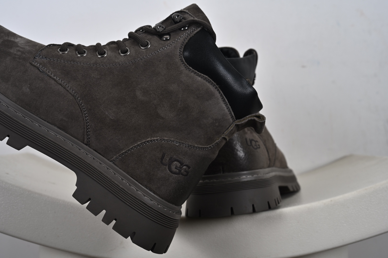 300 UGG Tasman Weather Hybrid U5666M 塔斯曼混合系列中帮轻量休闲马丁靴