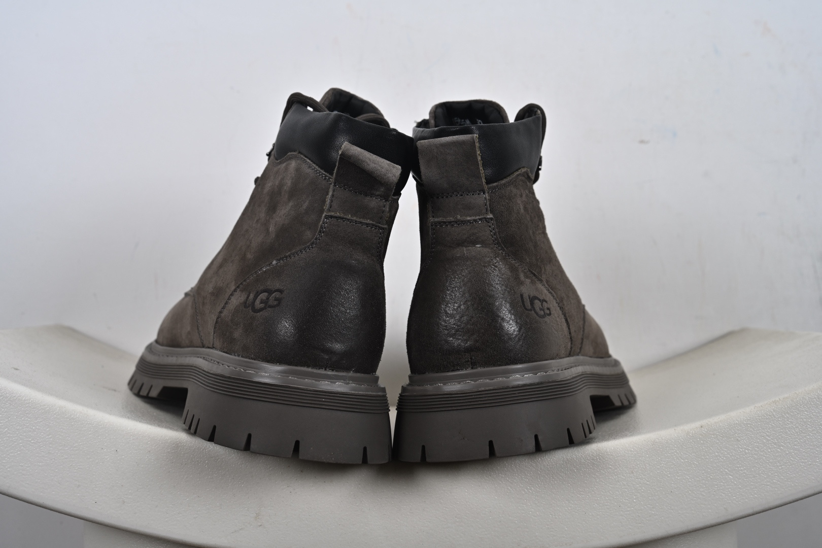 300 UGG Tasman Weather Hybrid U5666M 塔斯曼混合系列中帮轻量休闲马丁靴