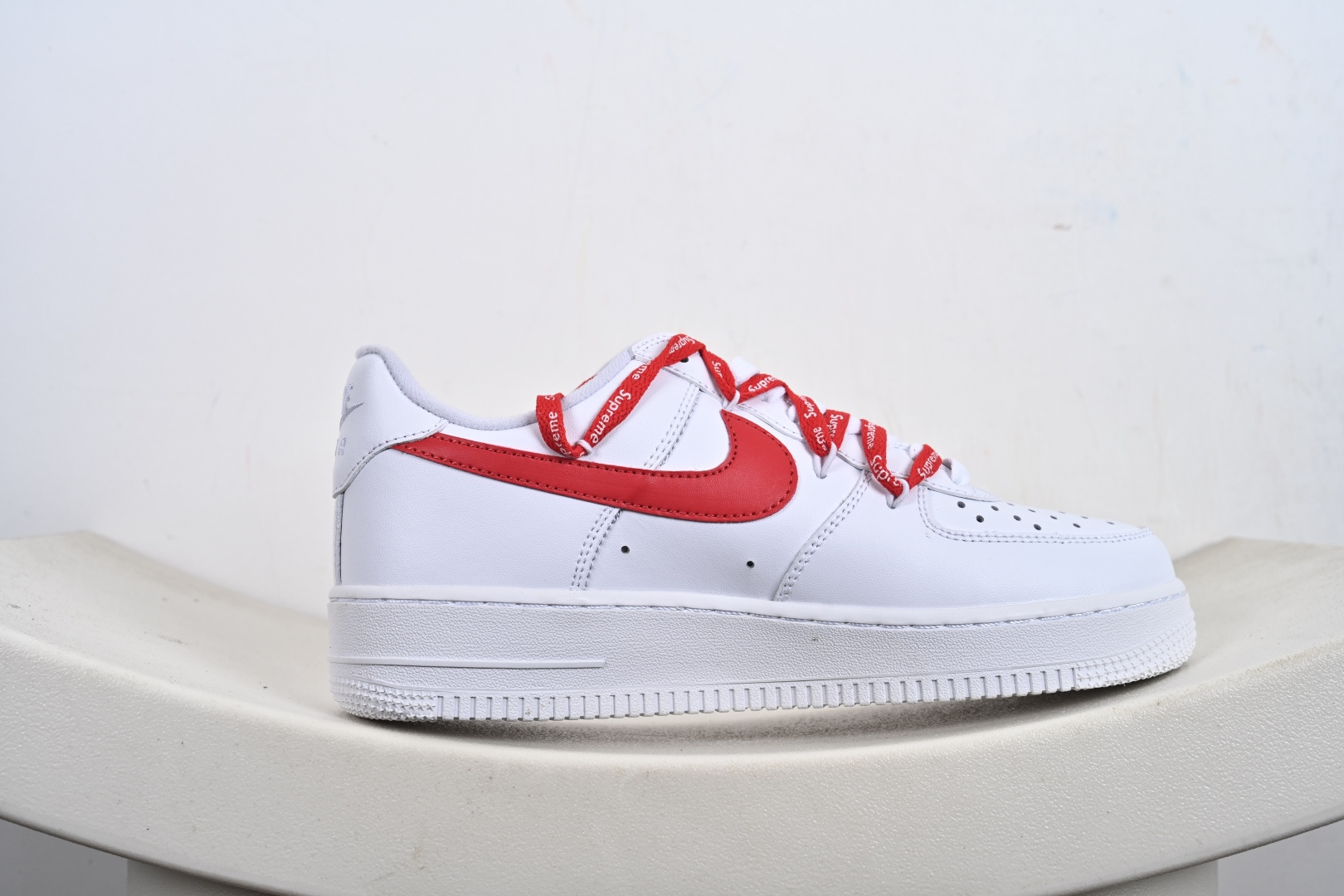 定制版 Nike Air Force 1 Low 07 x Superme 白红绑带 UP9225-101-Top High Quatity Cheap Sneakers Fashion Clothing Clothes Bags handbags Shoes of all Brand wholesale With The best Quality And Beautiful Price from China Factory Chinese suppliers wholesaler seller 定制版 Nike Air Force 1 Low 07 x Superme 白红绑带 UP9225-101