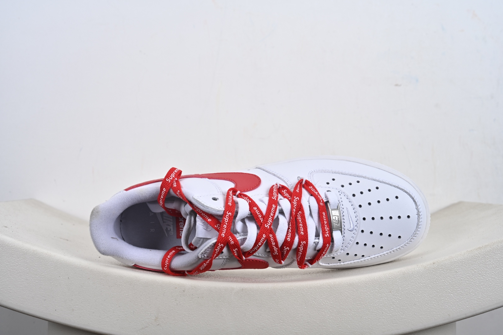 定制版 Nike Air Force 1 Low 07 x Superme 白红绑带 UP9225-101-Top High Quatity Cheap Sneakers Fashion Clothing Clothes Bags handbags Shoes of all Brand wholesale With The best Quality And Beautiful Price from China Factory Chinese suppliers wholesaler seller 定制版 Nike Air Force 1 Low 07 x Superme 白红绑带 UP9225-101