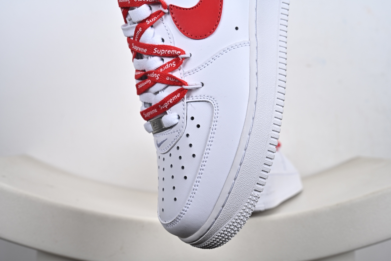 定制版 Nike Air Force 1 Low 07 x Superme 白红绑带 UP9225-101-Top High Quatity Cheap Sneakers Fashion Clothing Clothes Bags handbags Shoes of all Brand wholesale With The best Quality And Beautiful Price from China Factory Chinese suppliers wholesaler seller 定制版 Nike Air Force 1 Low 07 x Superme 白红绑带 UP9225-101