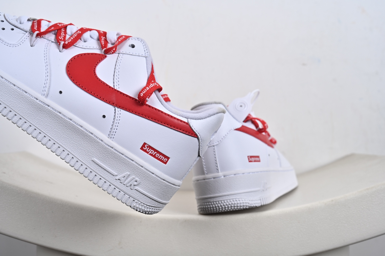 定制版 Nike Air Force 1 Low 07 x Superme 白红绑带 UP9225-101-Top High Quatity Cheap Sneakers Fashion Clothing Clothes Bags handbags Shoes of all Brand wholesale With The best Quality And Beautiful Price from China Factory Chinese suppliers wholesaler seller 定制版 Nike Air Force 1 Low 07 x Superme 白红绑带 UP9225-101