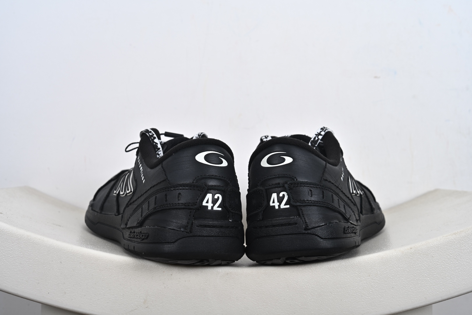 360 Balenciaga 巴黎世家 Hamptons 手工做旧款 牛皮革 复古圆头系带低帮休闲鞋 841765 WCURB 1000