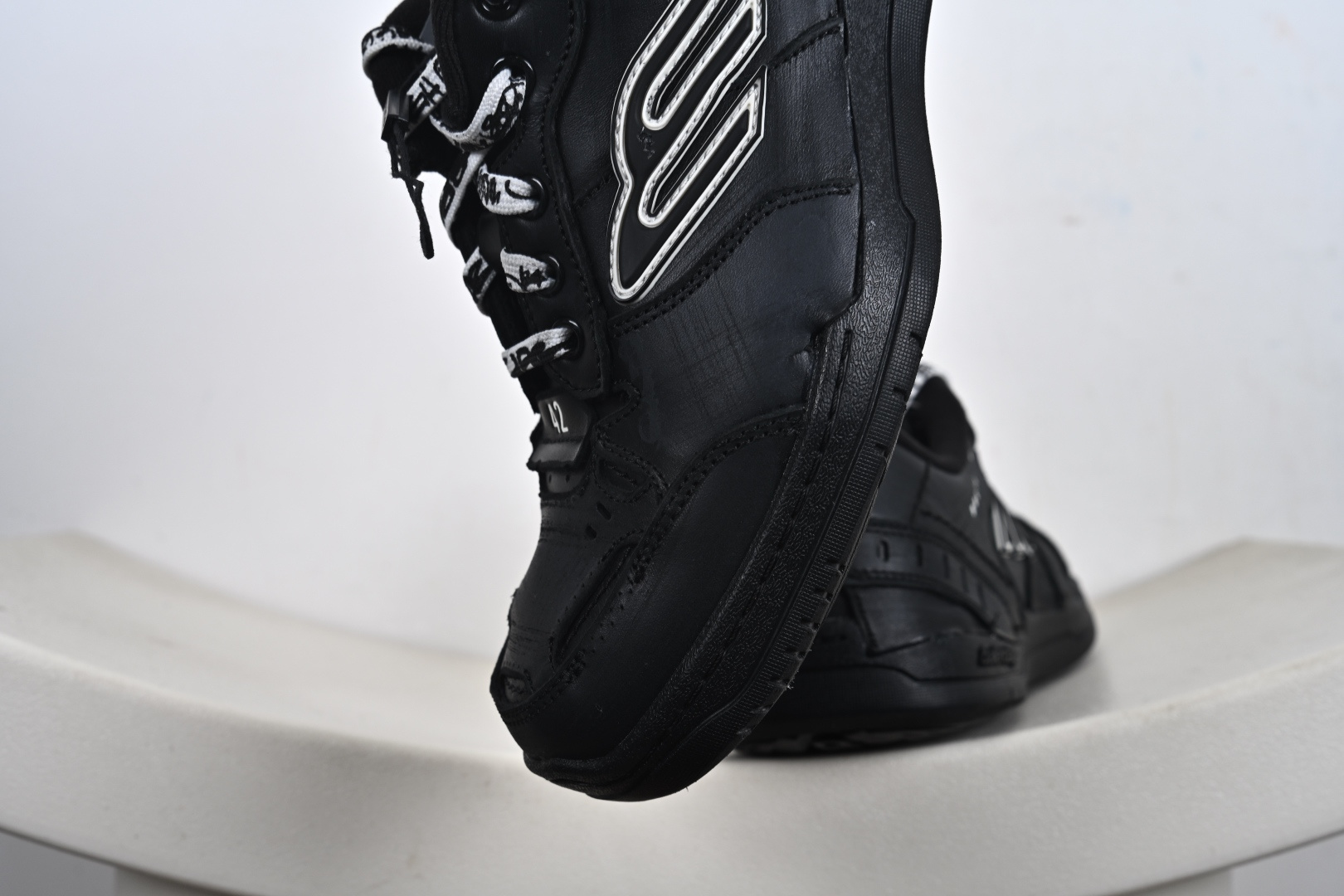 360 Balenciaga 巴黎世家 Hamptons 手工做旧款 牛皮革 复古圆头系带低帮休闲鞋 841765 WCURB 1000