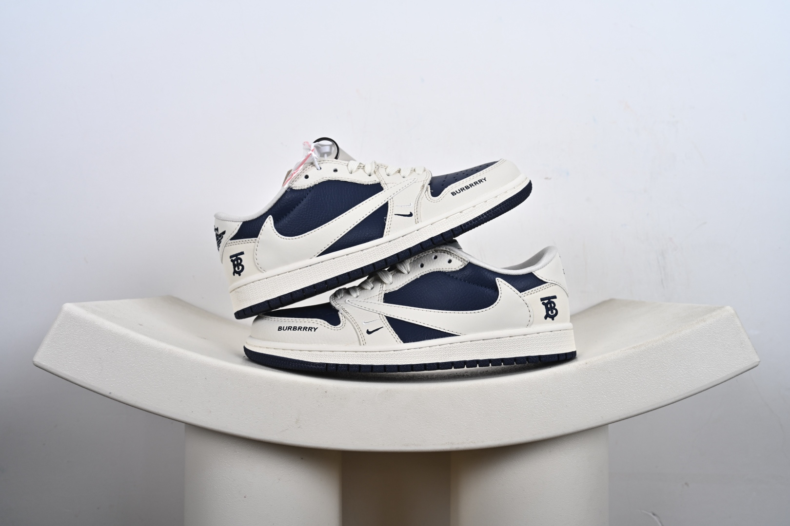 支持放店 海外爆款限量发售!Nike Jordan Air Jordan 1 “巴宝莉联名——海军蓝小双勾” 高端定制 乔丹低帮休闲板鞋 大厂纯原品质出货 纯正版型 定制鞋盒 皮料切割干净无任何毛边 细节完美 超高清洁度 货号:XS2025-DF13 T2-E2