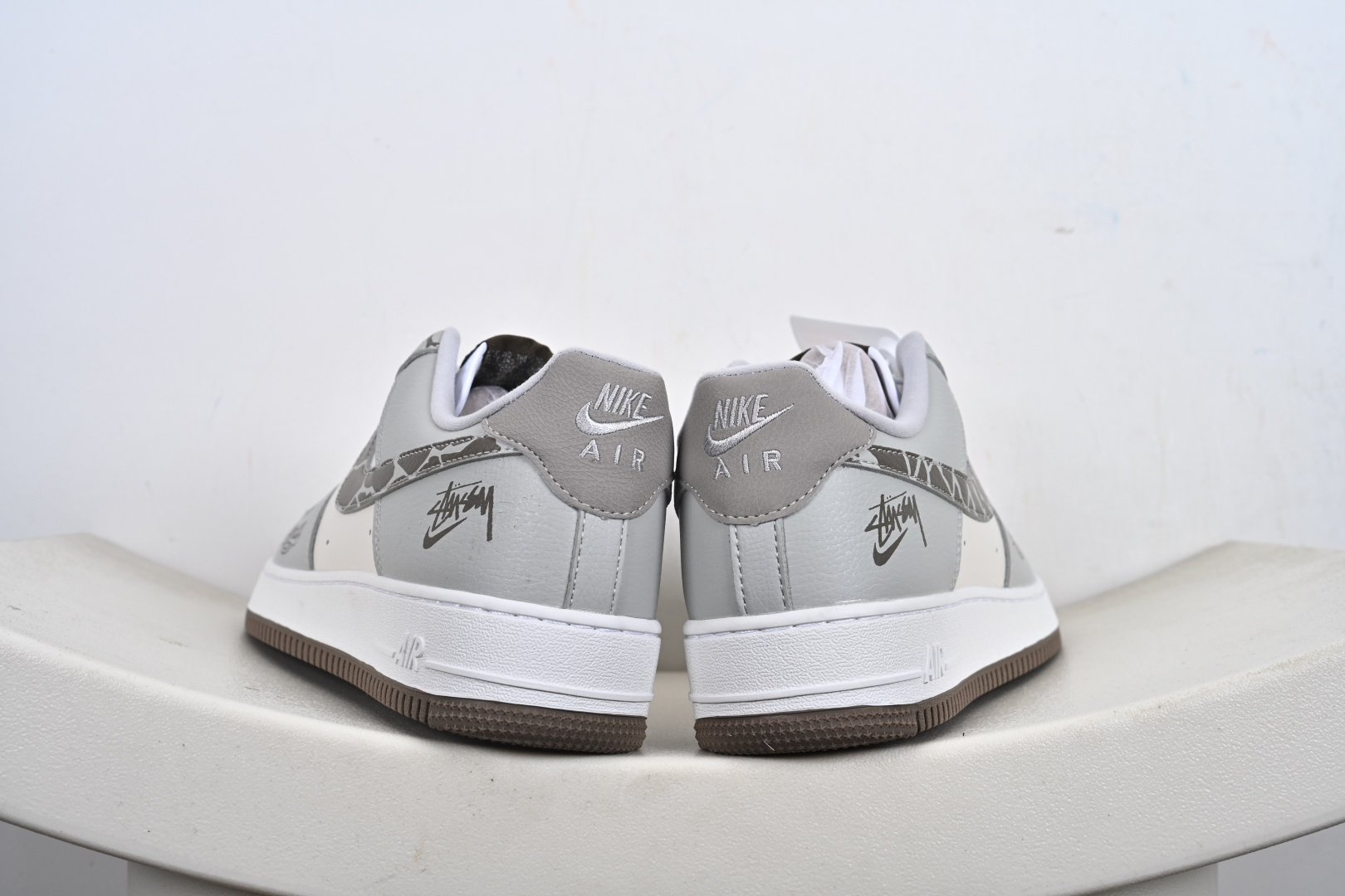 Nike Air Force 1 '07 Low “斯图西联名——白灰裂纹勾”空军一号 高端定制 低帮 运动鞋 XJ9168-004