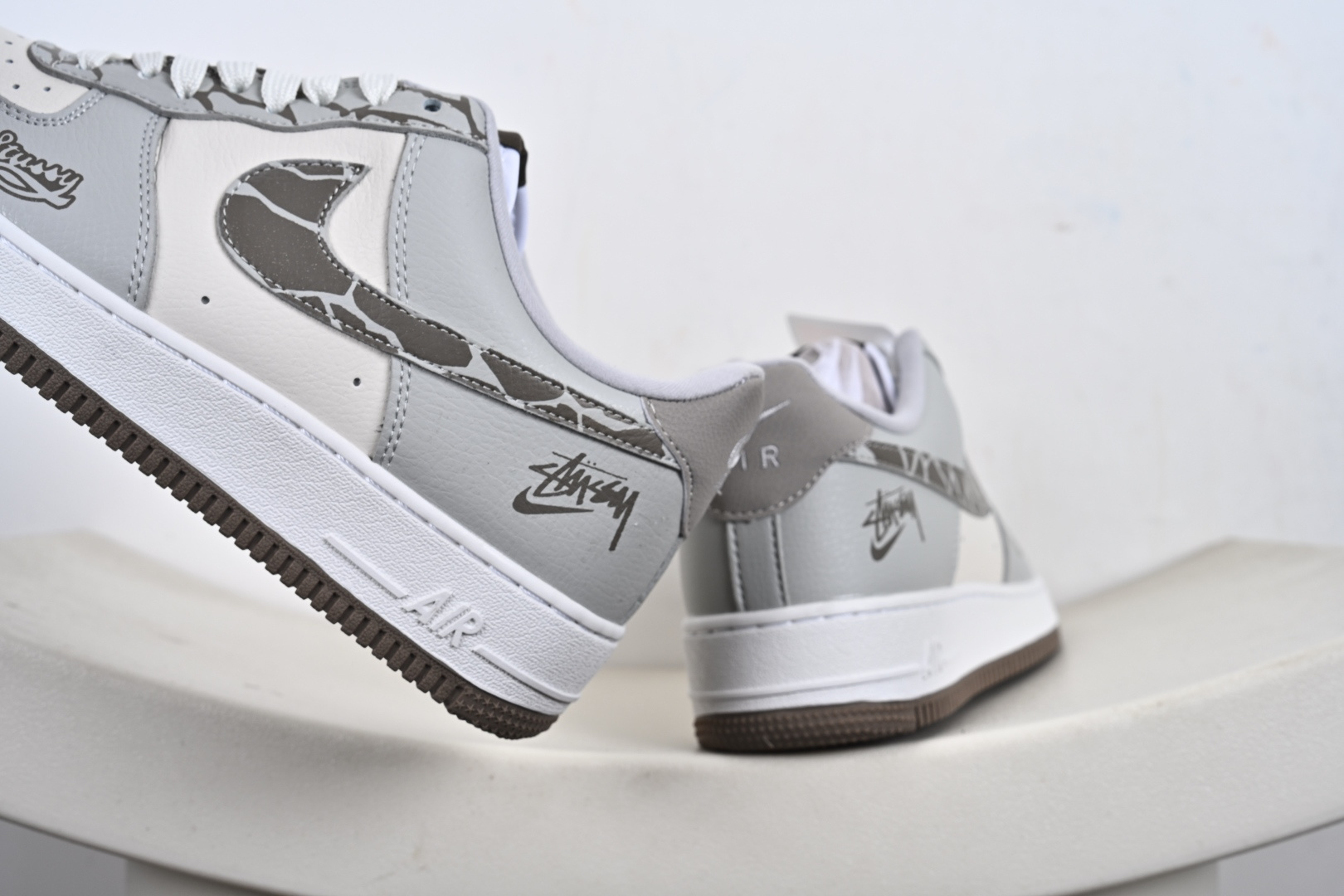 Nike Air Force 1 '07 Low “斯图西联名——白灰裂纹勾”空军一号 高端定制 低帮 运动鞋 XJ9168-004