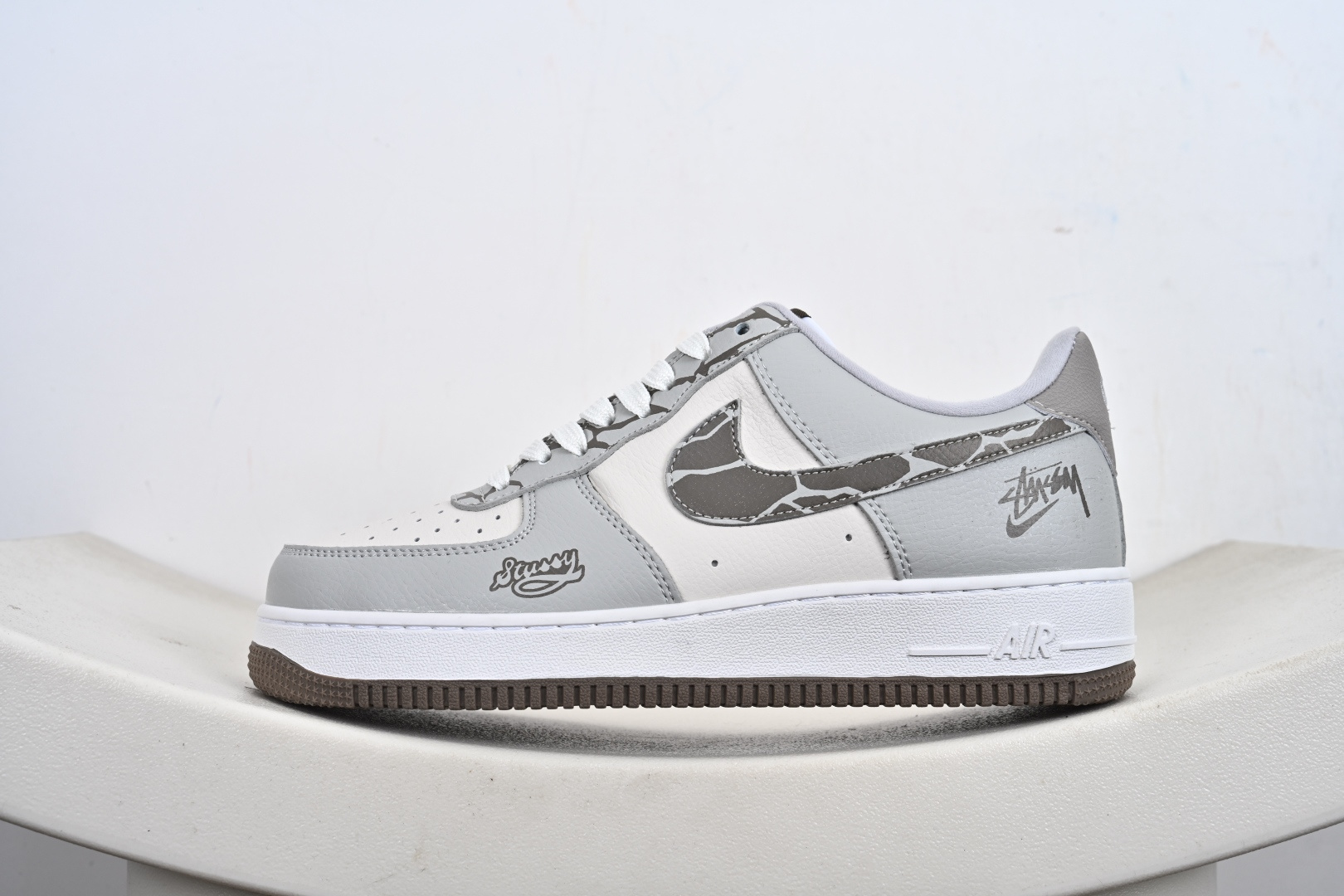Nike Air Force 1 '07 Low “斯图西联名——白灰裂纹勾”空军一号 高端定制 低帮 运动鞋 XJ9168-004