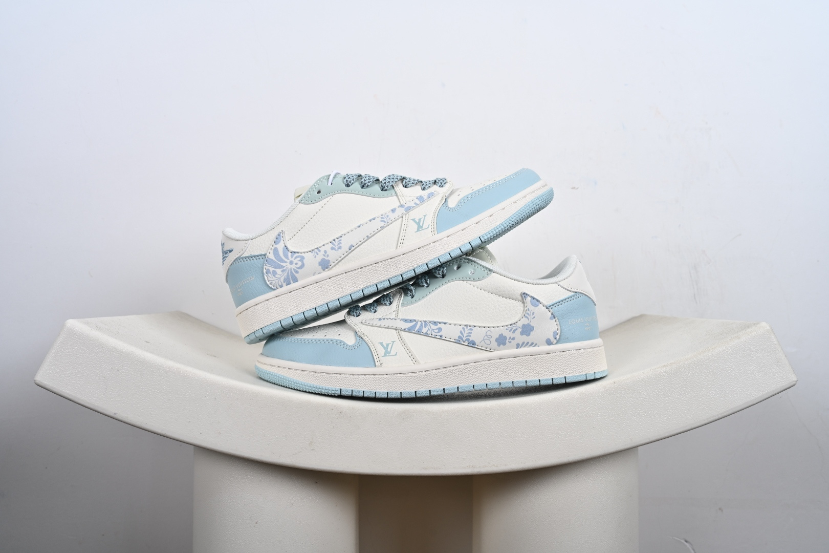 支持放店 Louis Vuitton x Air Jordan 1 Low 烟花浅蓝 此款主张打破传统的工业化流水线设计限制,以Made by ideas的超级创意为理念,集结众多潮流设计师,结合时下最ing潮流风尚,为潮流爱好者打造彰品自我的专属潮品.同时尊重每个年轻人对于潮流的理解与选择,主张“让每个年轻人塑造自己的潮流”. 货号: XS7089-613 F2-E5