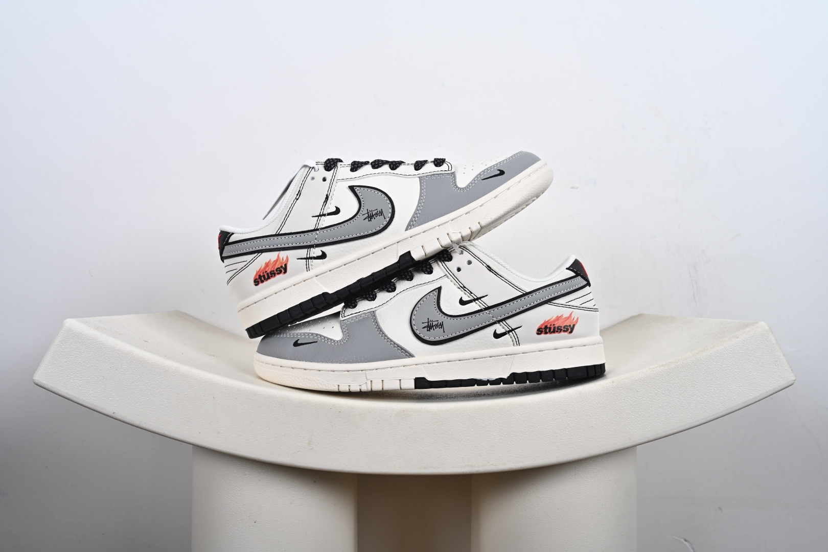 本地💰180支持放店 NK Dunk Low Retro "DIY高端定制" 斯图西米灰黑 低帮休闲运动板鞋 原装头层材料 用料绝不含糊 独家版型蒸餾加工帶來的是更好的视觉和脚感体验 清洁度 电绣工艺 皮料切割干净无任何毛边 细节完美 货号:ZH2598-227 Size:36 36.5 37.5 38 38.5 39 40 40.5 41 42 42.5 43 44 44.5 45-Q2-E5