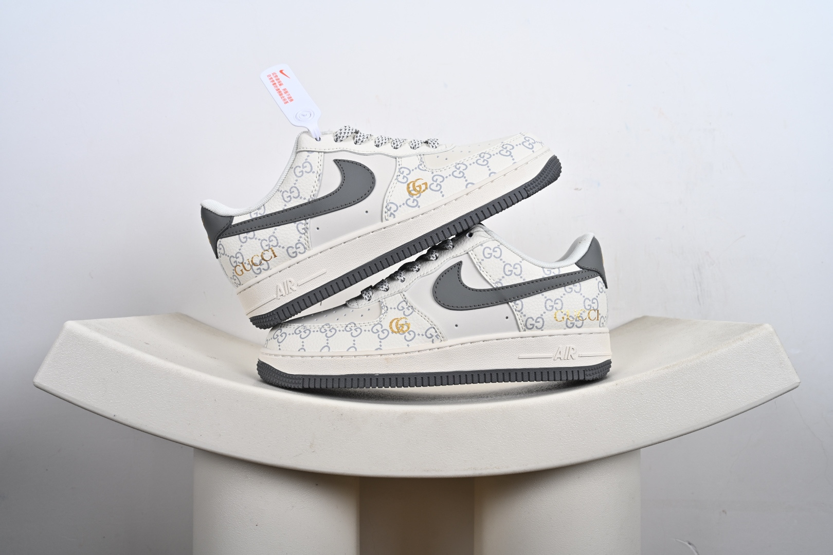 本地💰180支持放店
【定制版】Gucci x Nk Air Force 1’07 定制配色 古驰联名 空军一号低帮经典低帮休闲百搭板鞋 ZH2598-322
定制鞋盒 大厂流水作业生产 超高清洁度 皮料切割干净无任何毛边 细节完美 
尺码：36 36.5 37.5 38 38.5 39 40 40.5 41 42 42.5 43 44 44.5 45-Q2-E5