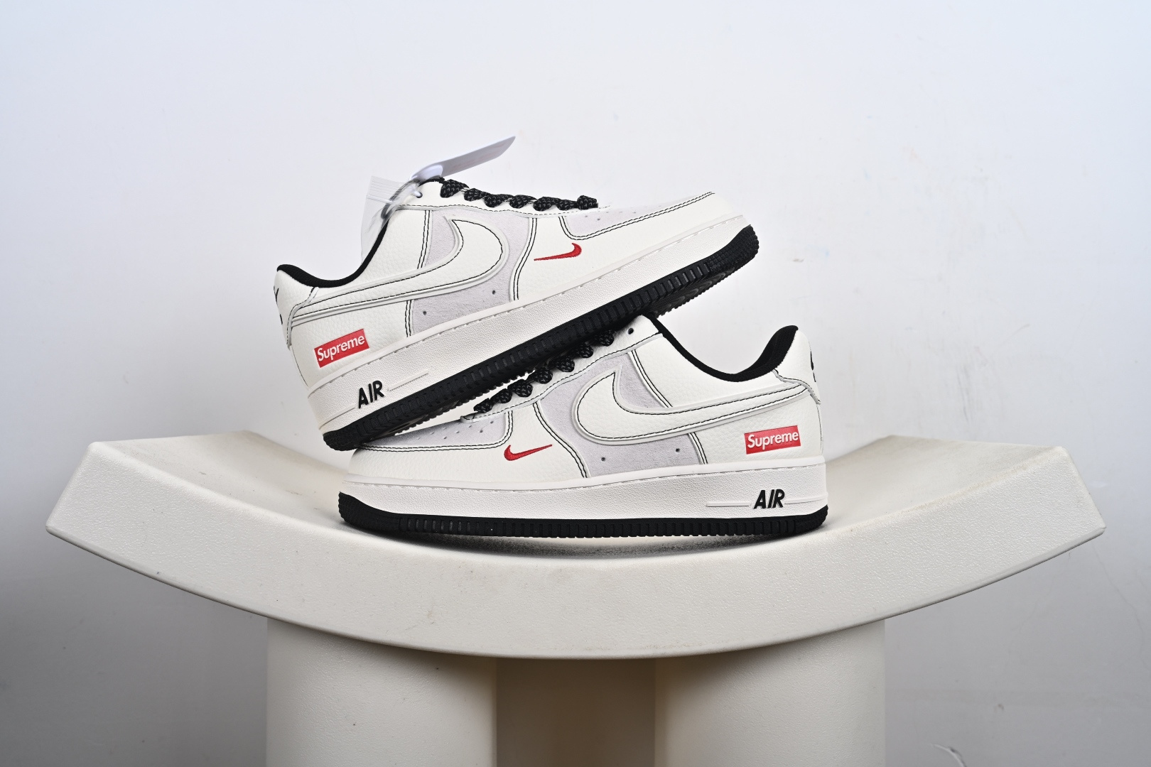 支持放店 海外爆款限量发售!公司级Nike Air Force 1 '07 Low “ Supreme联名——米黑线小红勾”空军一号 高端定制 低帮 运动鞋 休闲鞋 折边针车 工艺难度大 原楦头原纸板 原装鞋盒 定制五金配件 内置全掌气垫 原厂鞋底 货号:HH7518-012 T2-E5