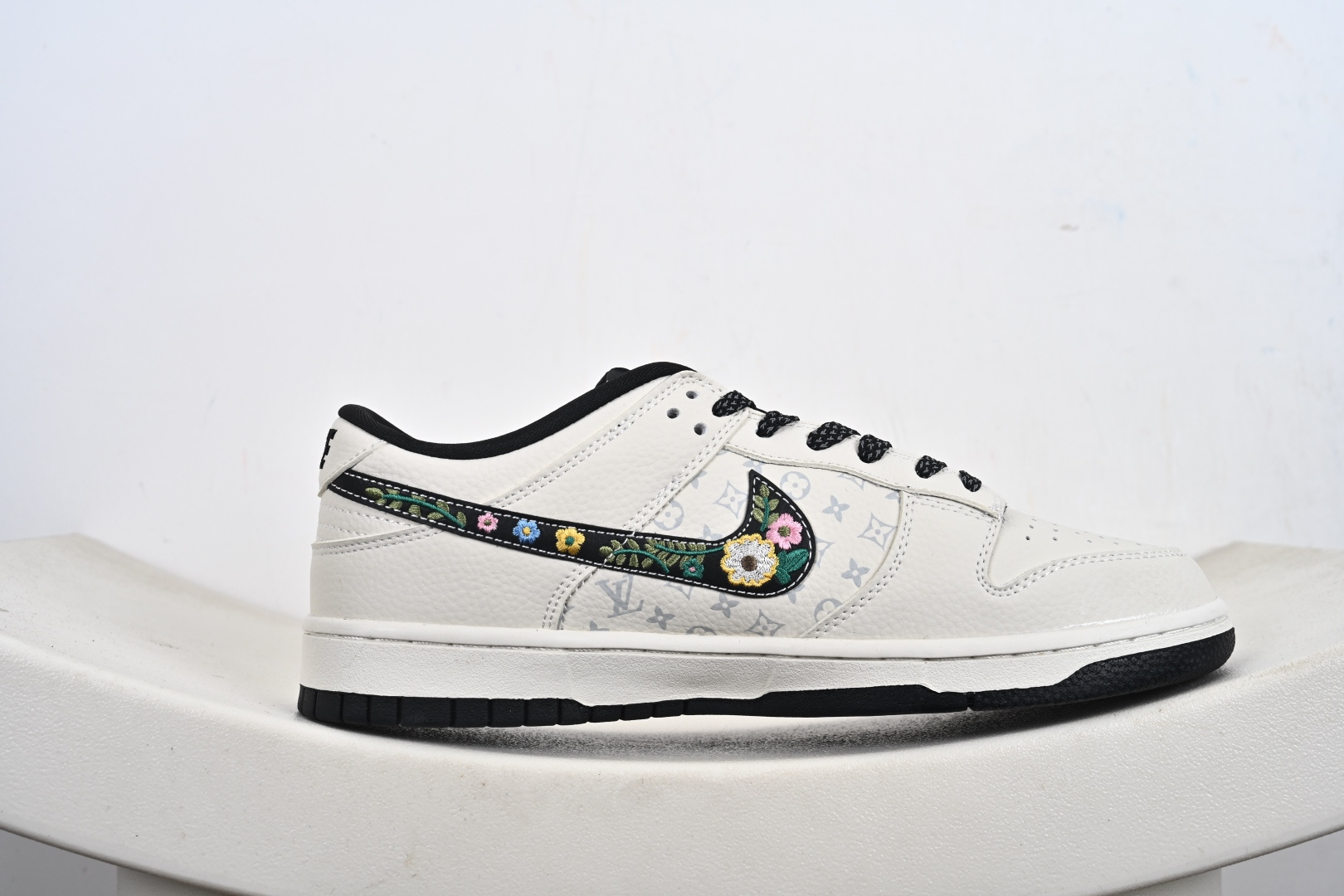 定制版NK SB Dunk Low 手工刺绣 米白黑LV印花 高端定制 低帮休闲板鞋 DS6608-017