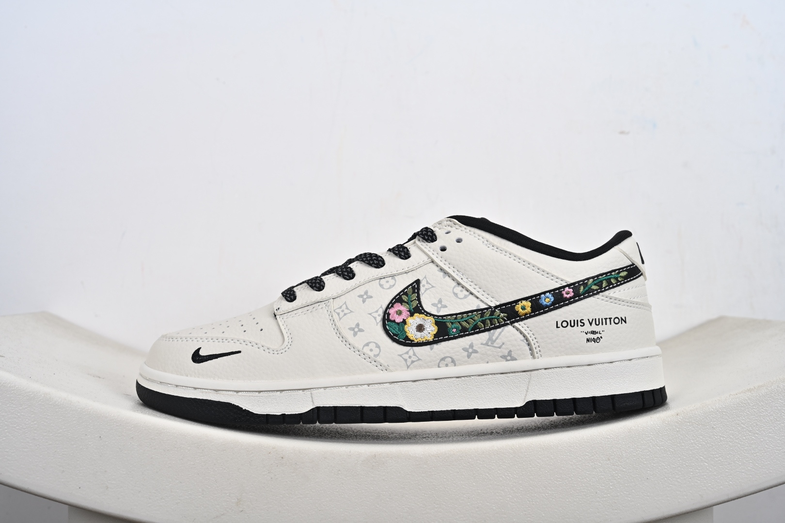 定制版NK SB Dunk Low 手工刺绣 米白黑LV印花 高端定制 低帮休闲板鞋 DS6608-017