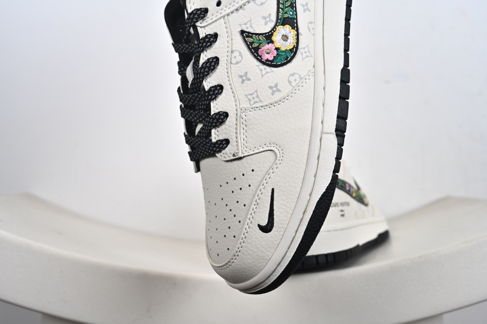 定制版NK SB Dunk Low 手工刺绣 米白黑LV印花 高端定制 低帮休闲板鞋 DS6608-017