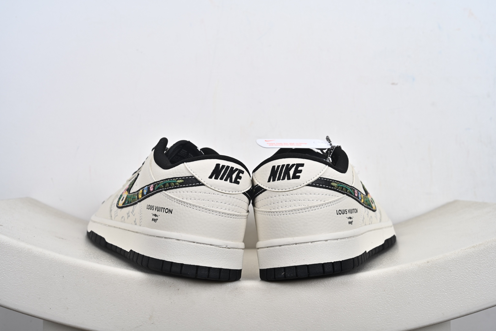 定制版NK SB Dunk Low 手工刺绣 米白黑LV印花 高端定制 低帮休闲板鞋 DS6608-017