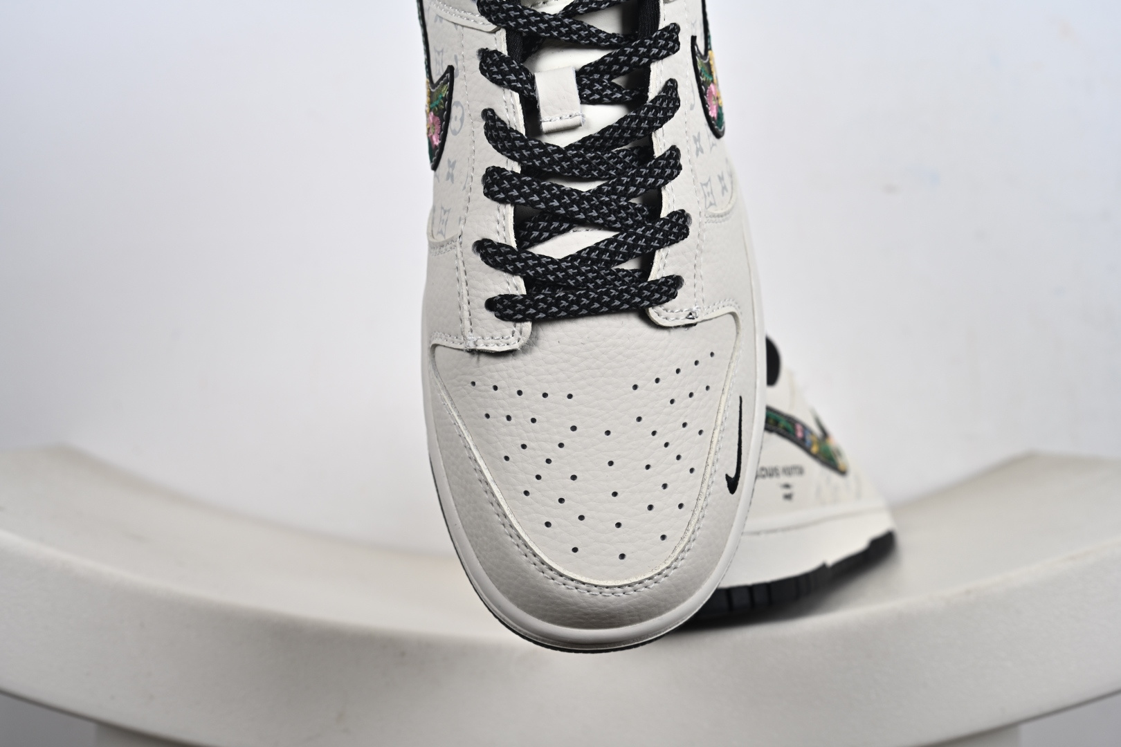 定制版NK SB Dunk Low 手工刺绣 米白黑LV印花 高端定制 低帮休闲板鞋 DS6608-017
