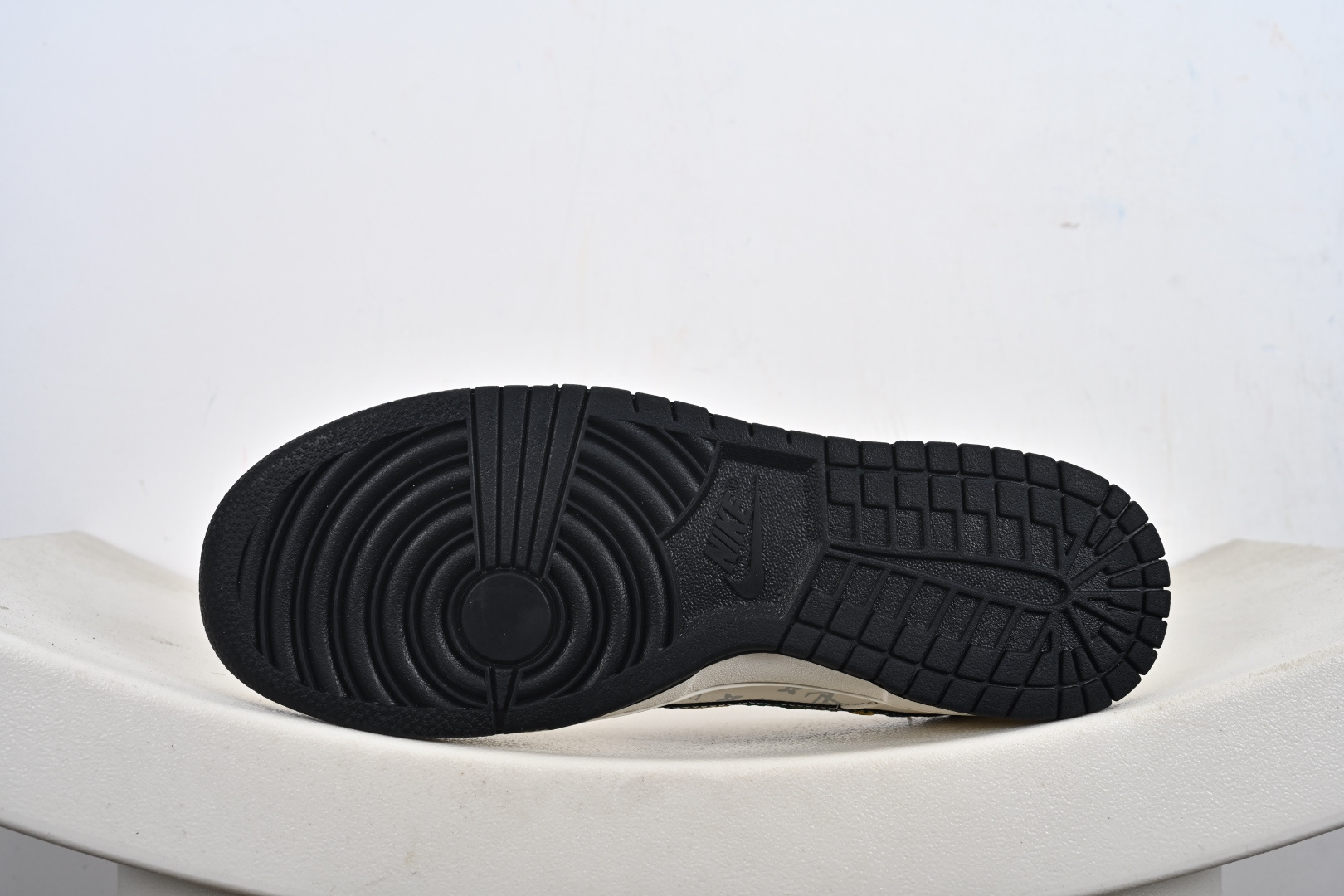 定制版NK SB Dunk Low 手工刺绣 米白黑LV印花 高端定制 低帮休闲板鞋 DS6608-017