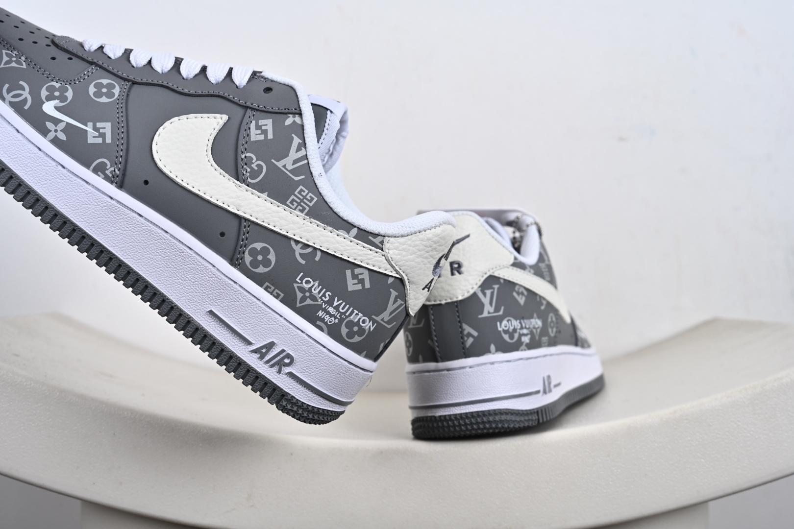 240 定制版 NIke Air Force 1 '07 Low LV联名--灰白印花 空军一号低帮 运动鞋 NH0601-575