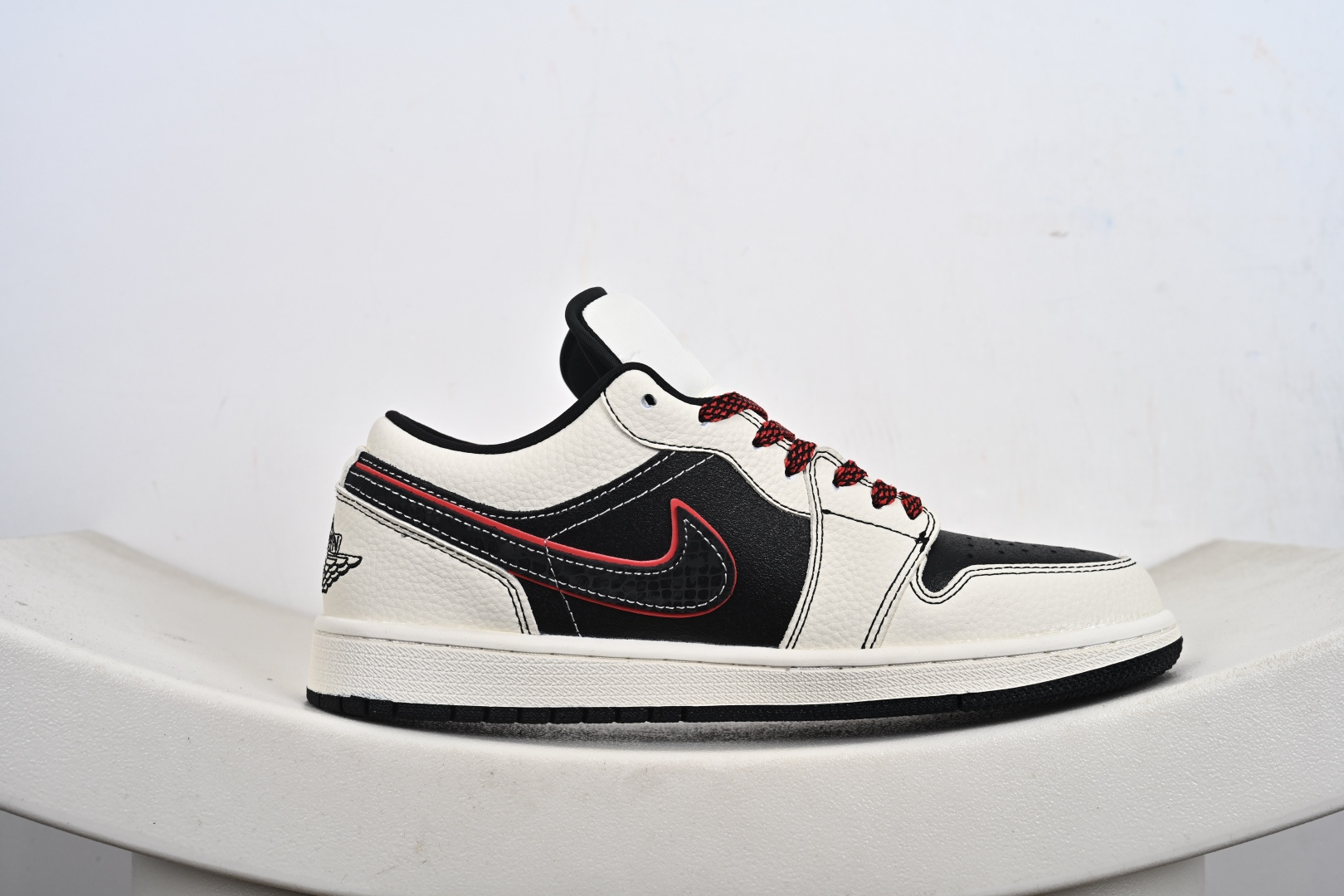 定制版 Nike Jordan Air Jordan 1“斯图西联名——米白黑红勾” 高端定制 低帮 复古 减震 防滑 耐磨 篮球鞋 QG1988-013