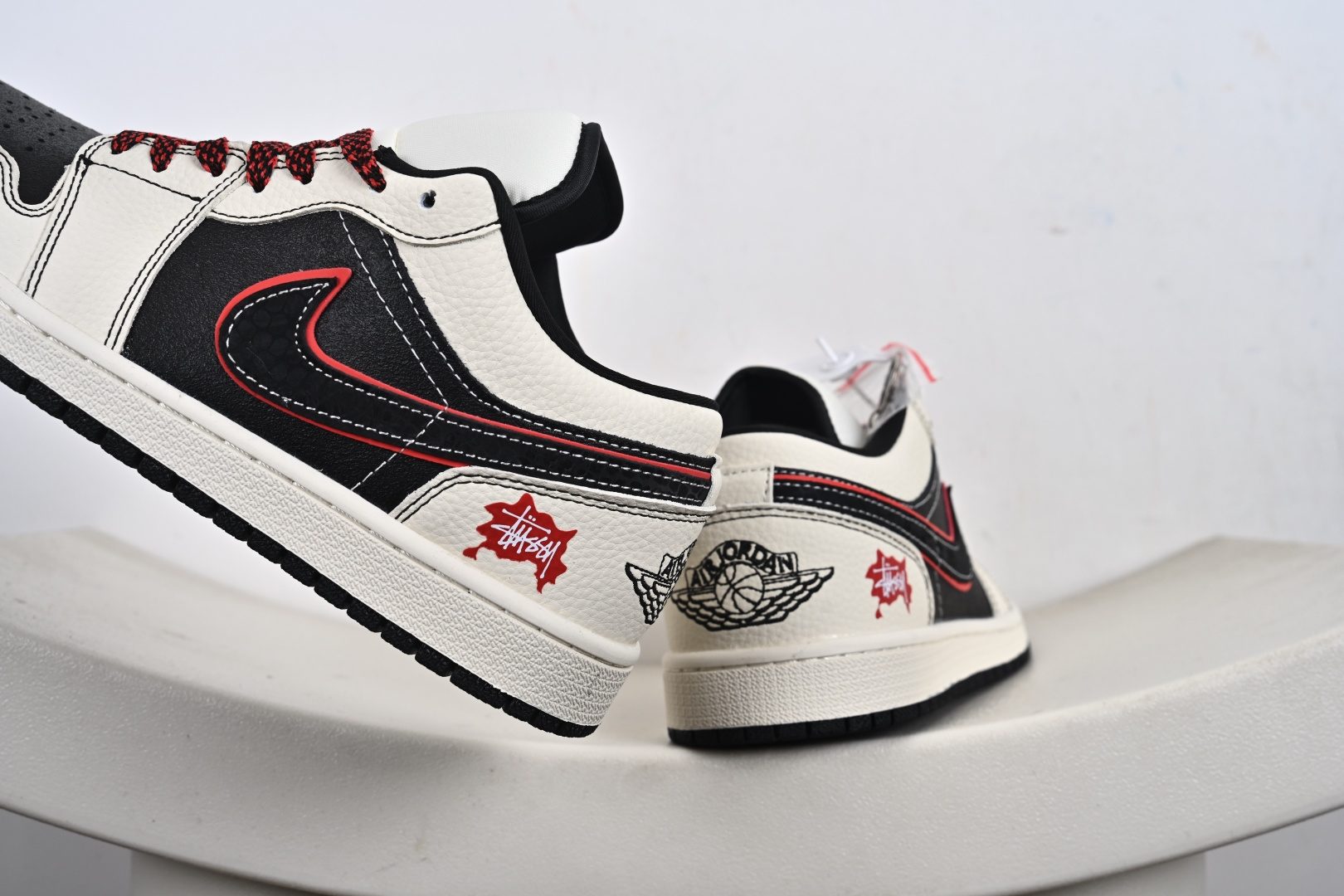定制版 Nike Jordan Air Jordan 1“斯图西联名——米白黑红勾” 高端定制 低帮 复古 减震 防滑 耐磨 篮球鞋 QG1988-013