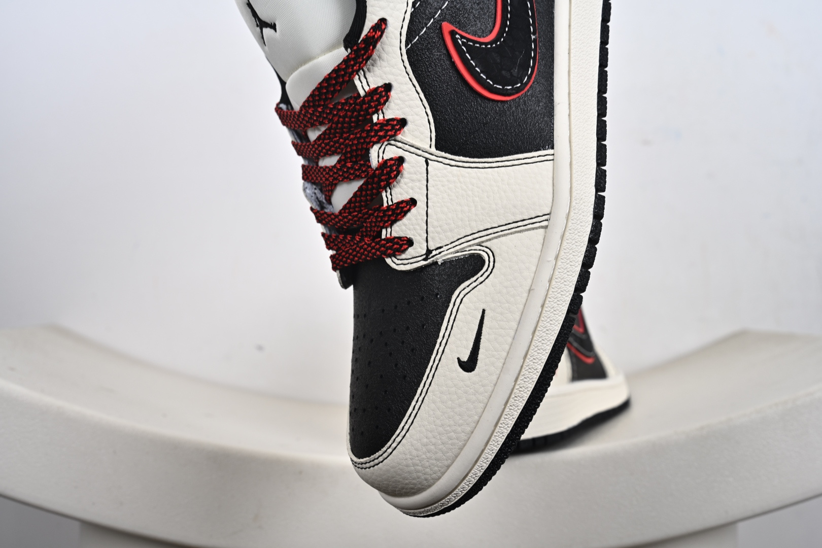 定制版 Nike Jordan Air Jordan 1“斯图西联名——米白黑红勾” 高端定制 低帮 复古 减震 防滑 耐磨 篮球鞋 QG1988-013