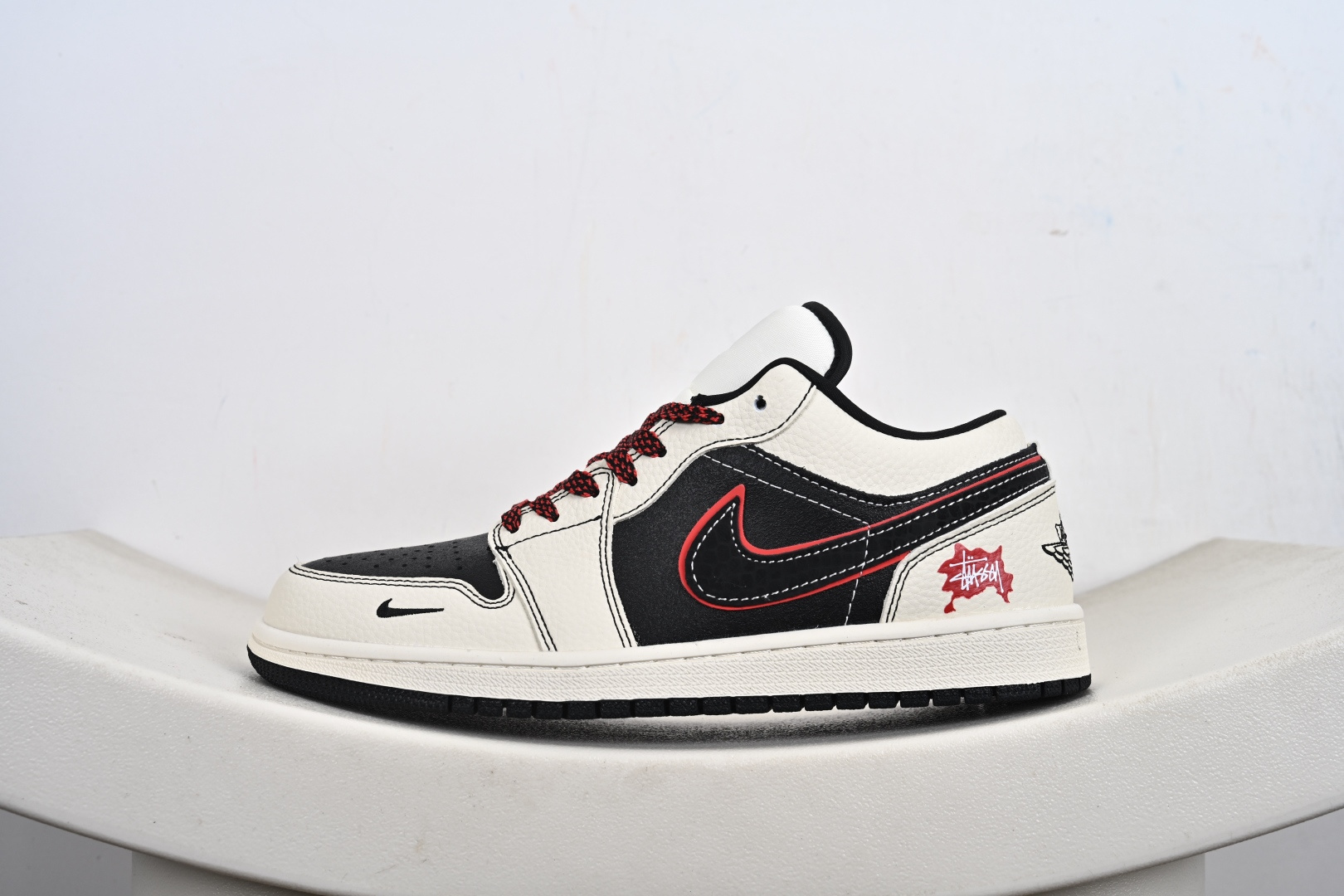 定制版 Nike Jordan Air Jordan 1“斯图西联名——米白黑红勾” 高端定制 低帮 复古 减震 防滑 耐磨 篮球鞋 QG1988-013
