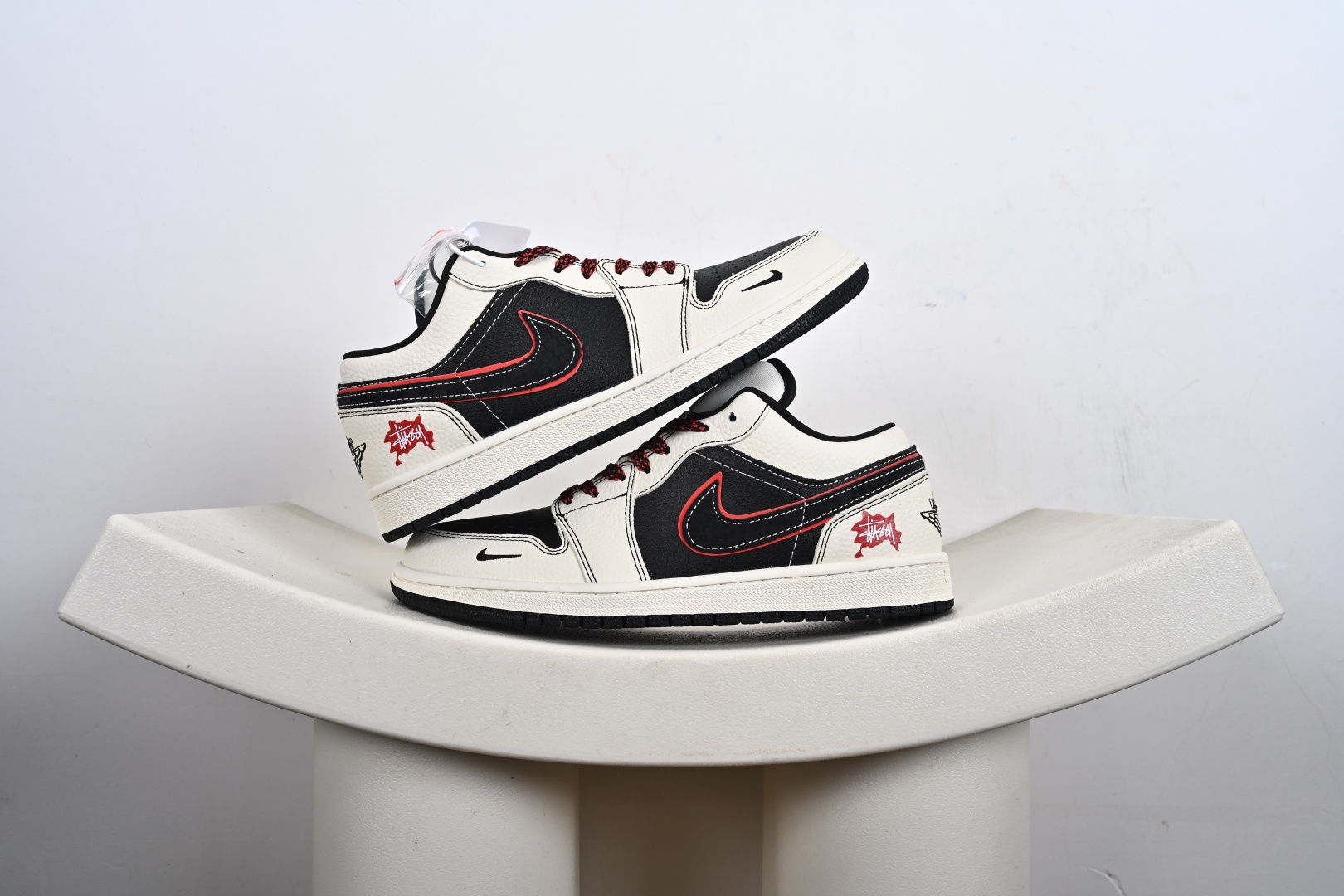 定制版 Nike Jordan Air Jordan 1“斯图西联名——米白黑红勾” 高端定制 低帮 复古 减震 防滑 耐磨 篮球鞋 QG1988-013