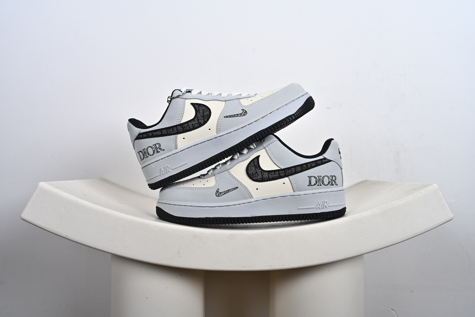 定制版 Air Force 1 ’07 Low “迪奥联名——花纹米灰黑”空军一号 高端定制 低帮 运动鞋 休闲鞋 BK0188-081