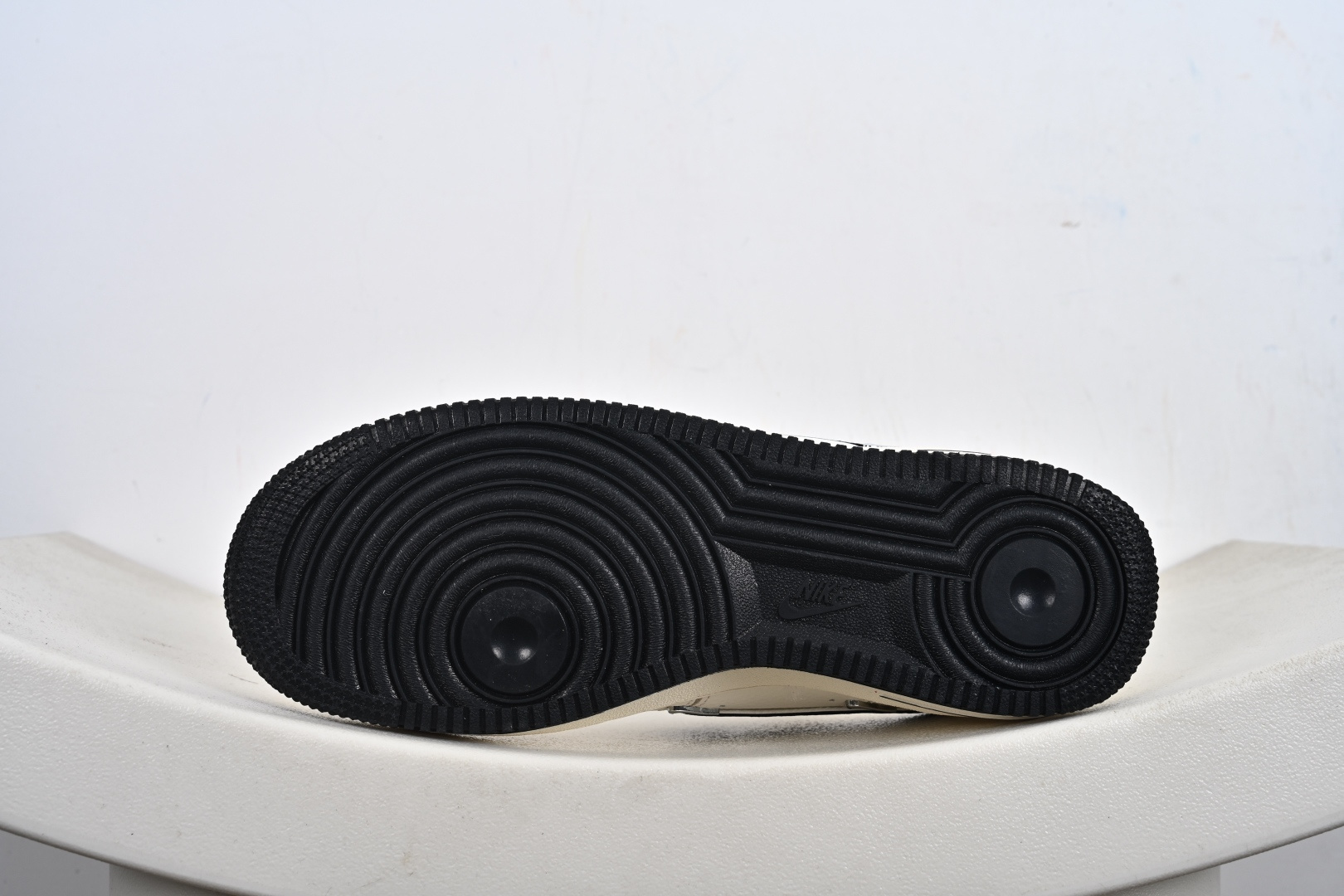 240 NIke Air Force 1 '07 Low “巴黎世家联名——四银勾”空军一号 低帮 运动鞋 休闲鞋 DD1928-309