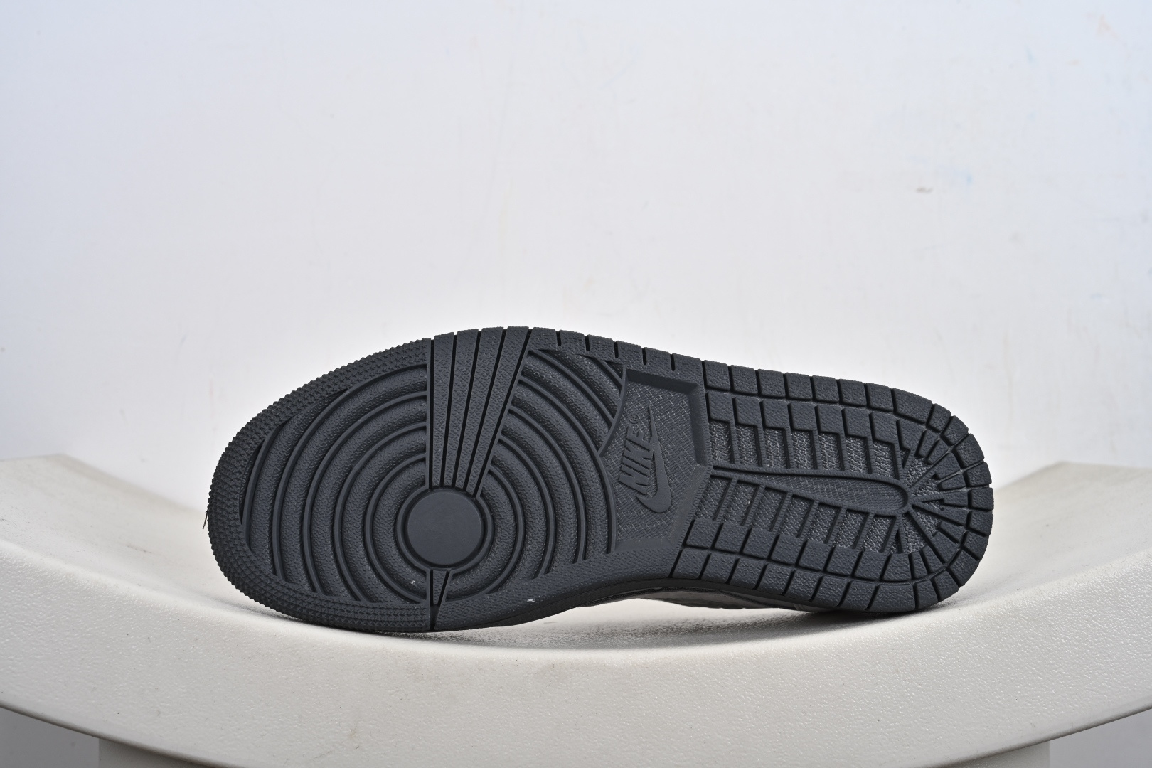 260 Travis Scott x Fragment Design x Jordan Air Jordan 1 Low SP “LV联名——灰猪八压花” DZ5899-040