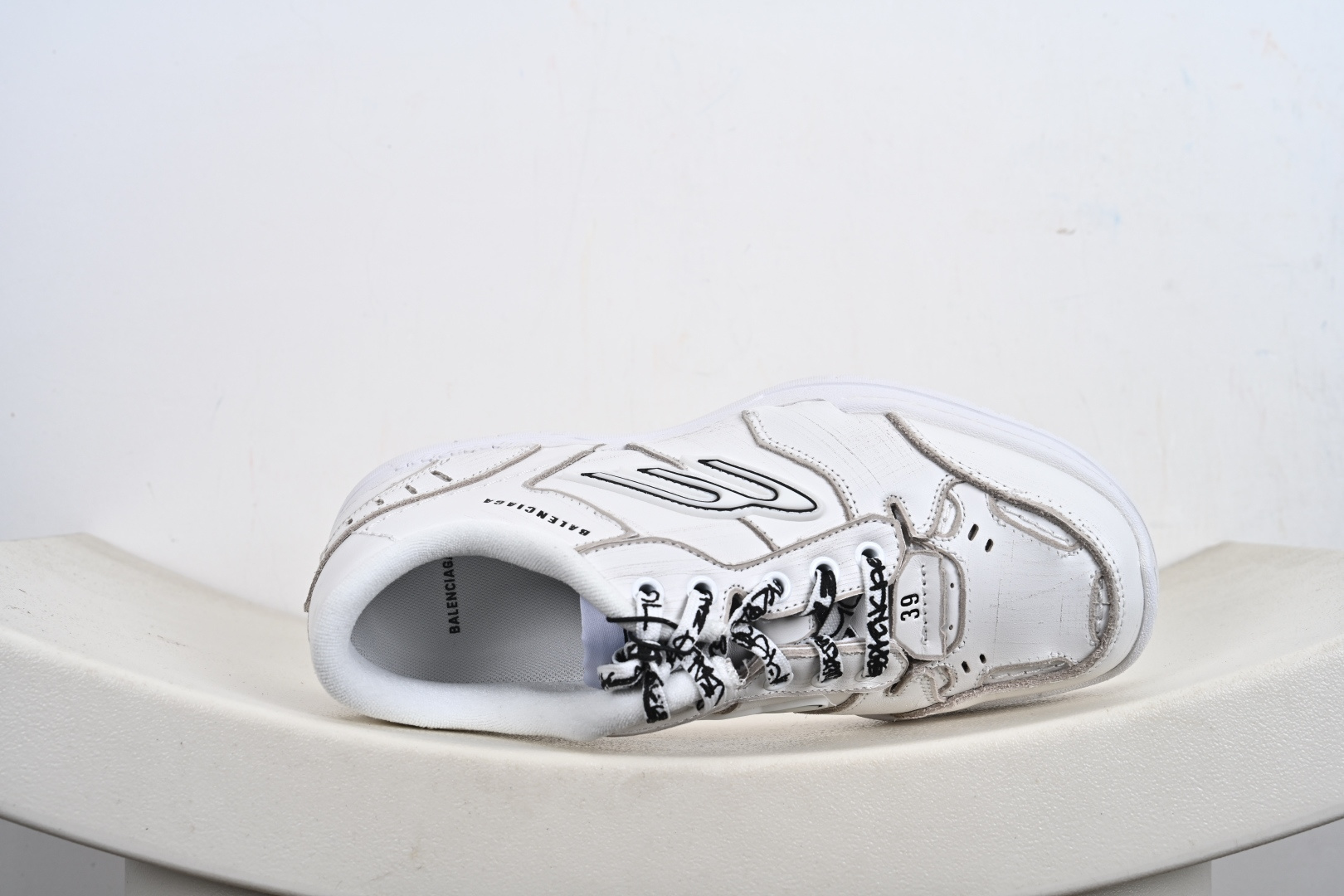 360 Balenciaga 巴黎世家 Hamptons 手工做旧款 牛皮革 复古圆头系带低帮休闲鞋 841765 WCURS 9000