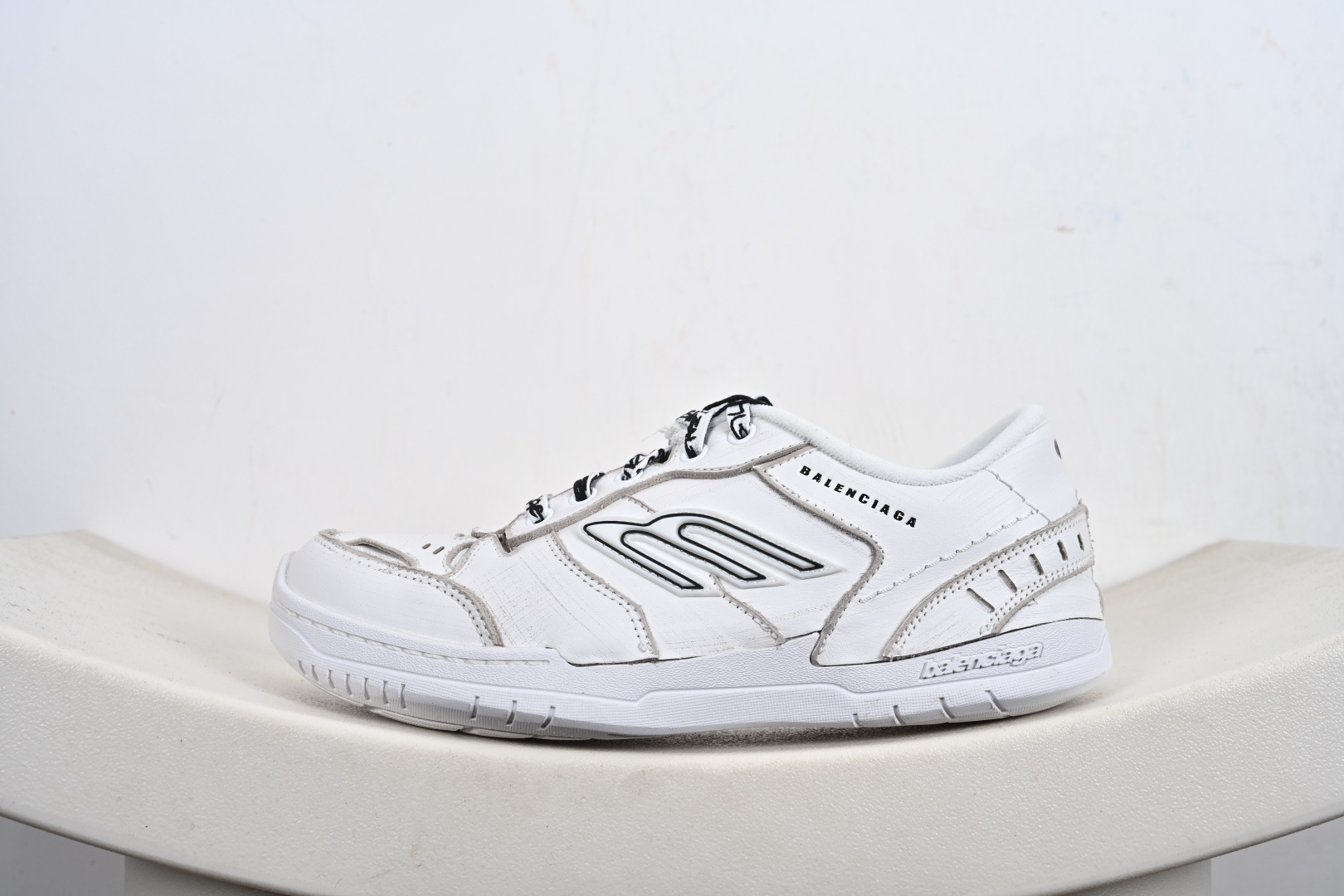 360 Balenciaga 巴黎世家 Hamptons 手工做旧款 牛皮革 复古圆头系带低帮休闲鞋 841765 WCURS 9000