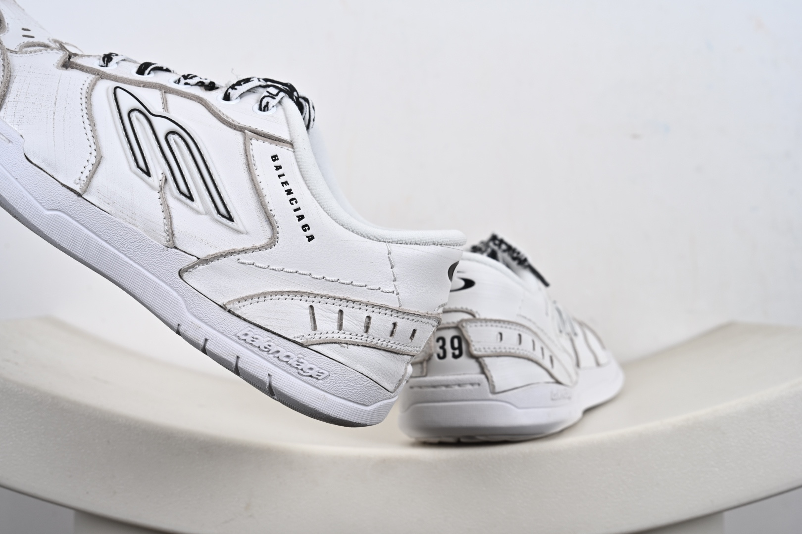 360 Balenciaga 巴黎世家 Hamptons 手工做旧款 牛皮革 复古圆头系带低帮休闲鞋 841765 WCURS 9000