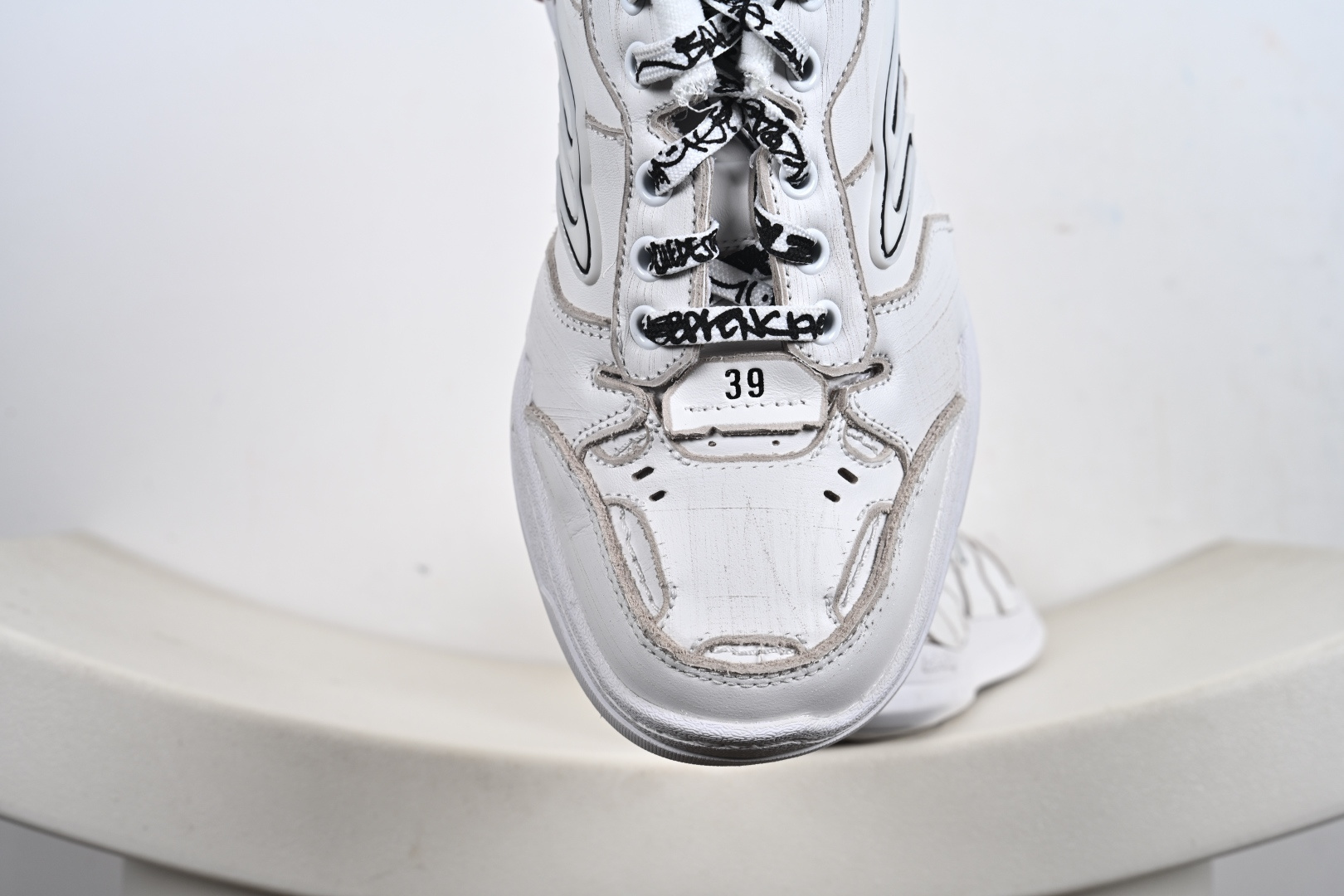 360 Balenciaga 巴黎世家 Hamptons 手工做旧款 牛皮革 复古圆头系带低帮休闲鞋 841765 WCURS 9000