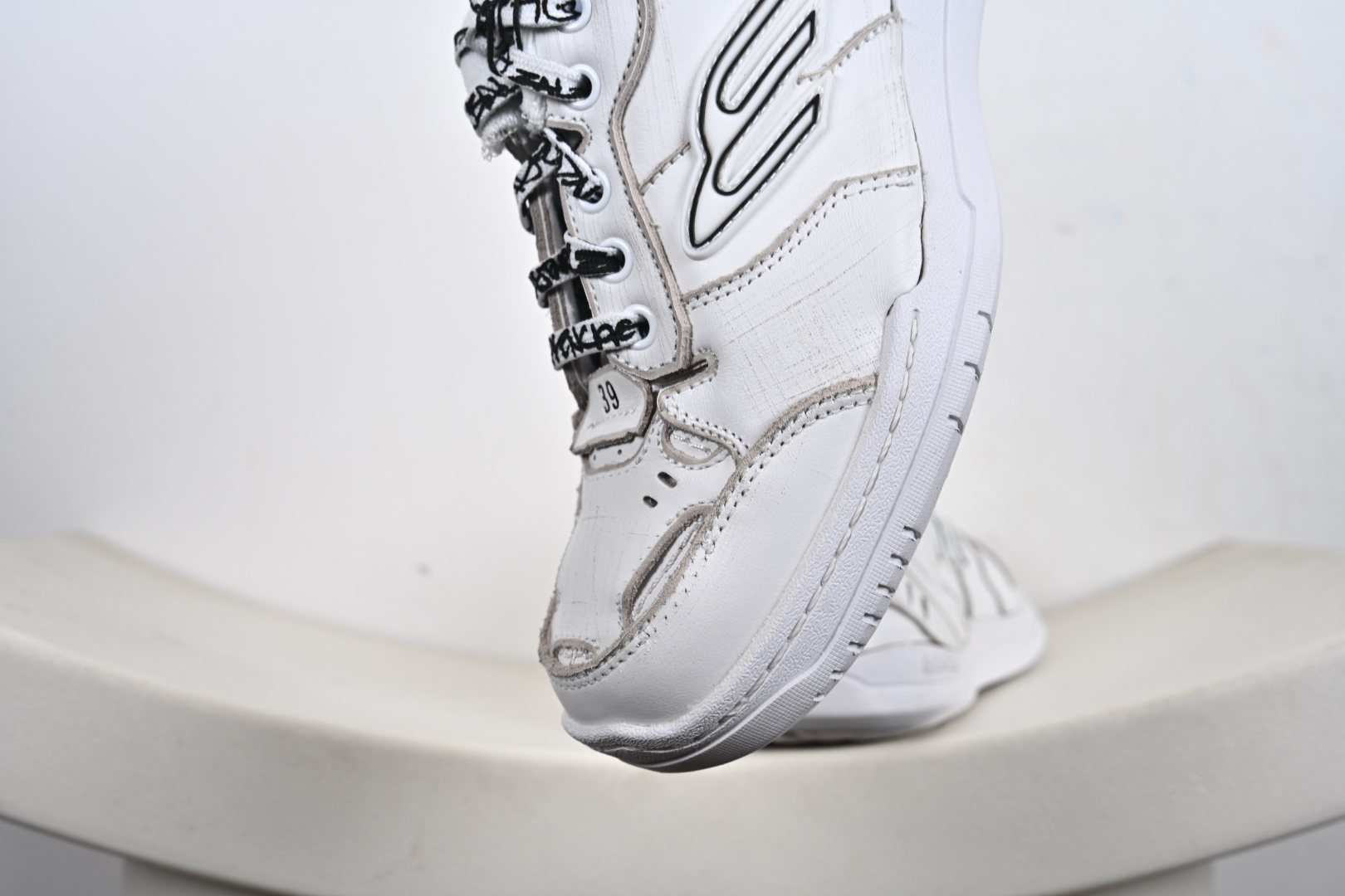 360 Balenciaga 巴黎世家 Hamptons 手工做旧款 牛皮革 复古圆头系带低帮休闲鞋 841765 WCURS 9000