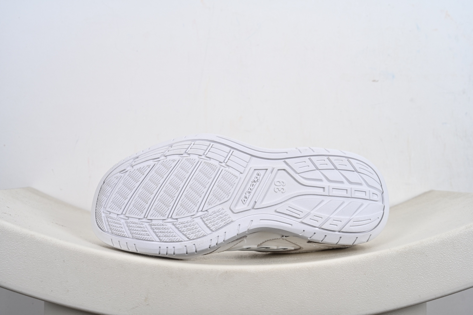 360 Balenciaga 巴黎世家 Hamptons 手工做旧款 牛皮革 复古圆头系带低帮休闲鞋 841765 WCURS 9000